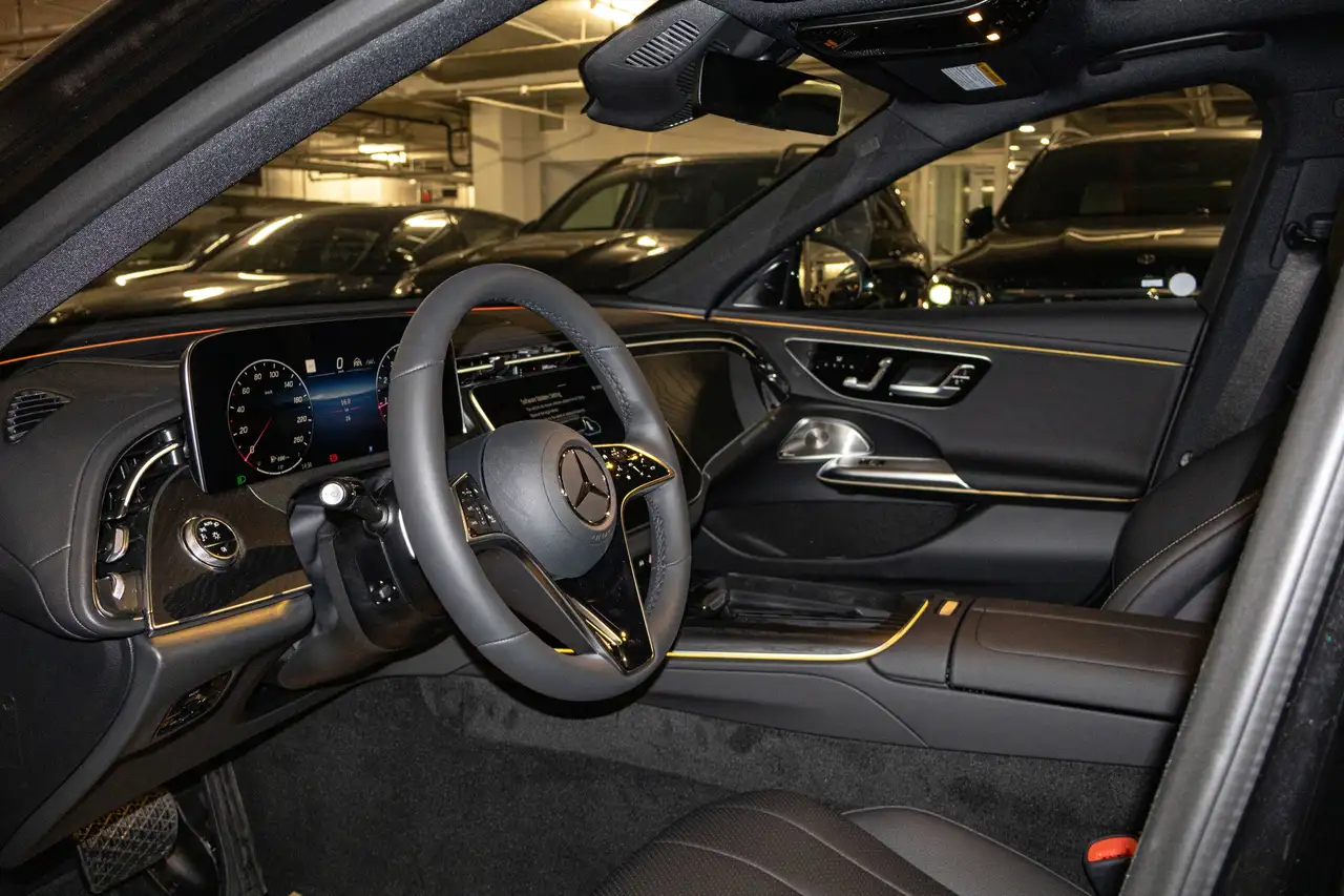 Mercedes-Benz E-Class снимка Mercedes-Benz E-Class