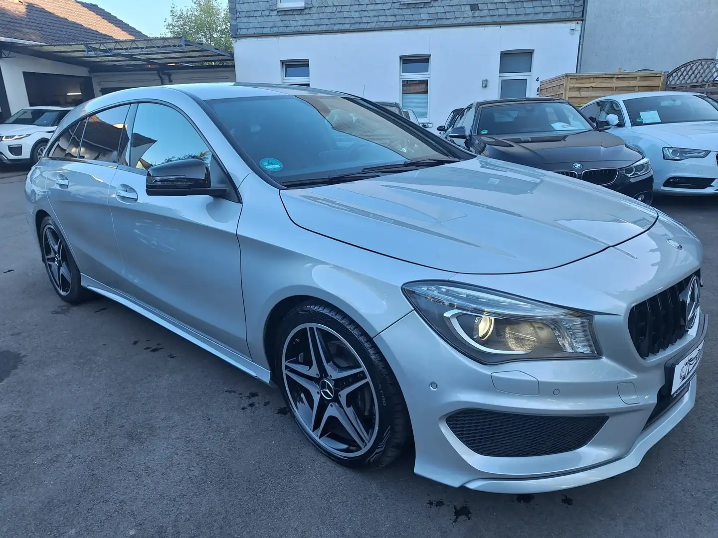 Mercedes-Benz CLA 180 CLA 180 Shooting Brake AMG Line Silber - 1