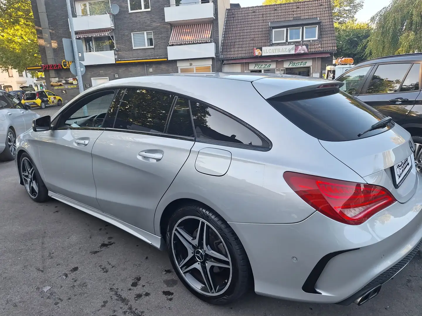 Mercedes-Benz CLA 180 CLA 180 Shooting Brake AMG Line Silber - 2