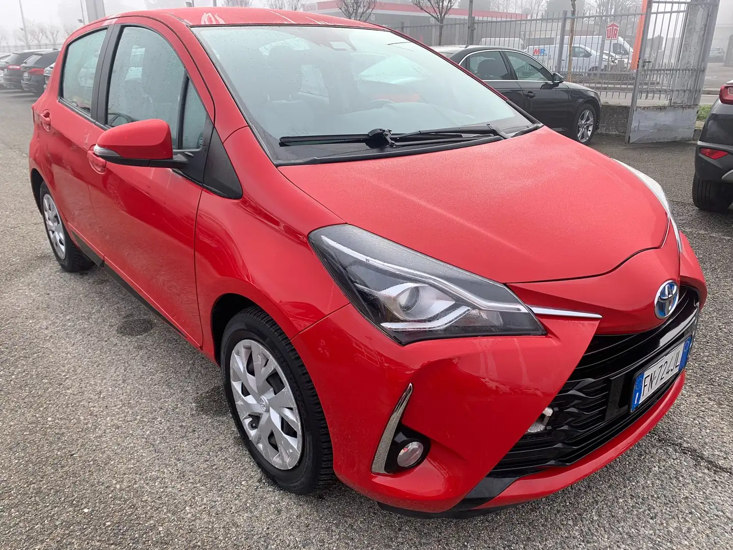 Toyota Yaris Yaris 5p 1.5h Active Rosso - 1