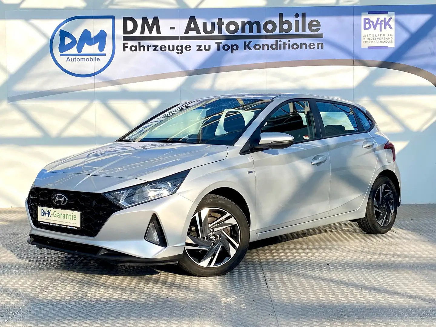 Hyundai i20 1.0 DCT Trend Mild-Hybrid Zilver - 1