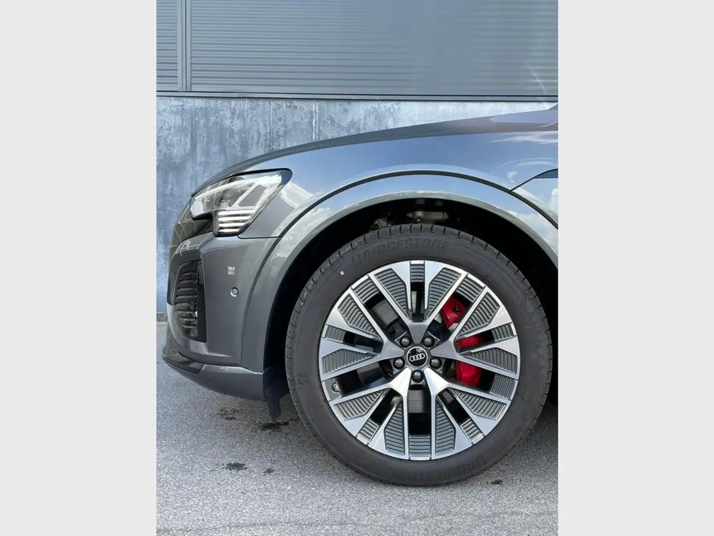 Audi Q8 e-tron Sportback Audi Q8 Sportback S line 55 e-tron quatt Grijs - 2