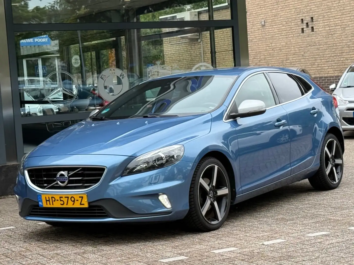 Volvo V40 2.0 D2 R-Design Business Navi Clima Xenon Blauw - 2