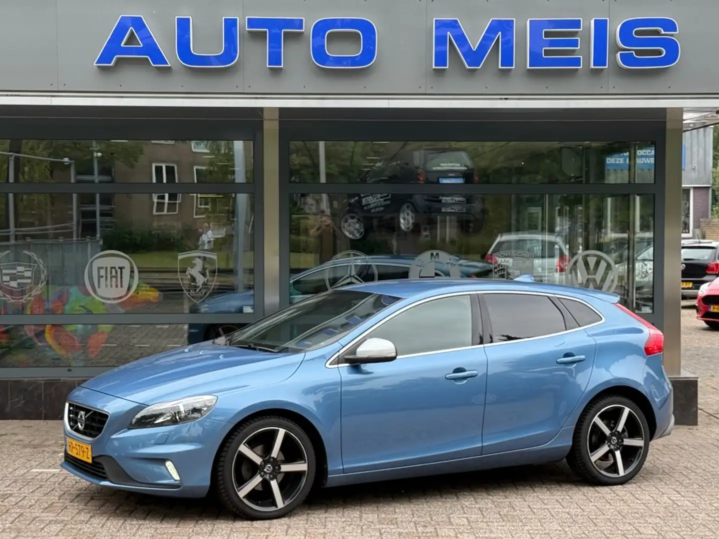 Volvo V40 2.0 D2 R-Design Business Navi Clima Xenon Blauw - 1