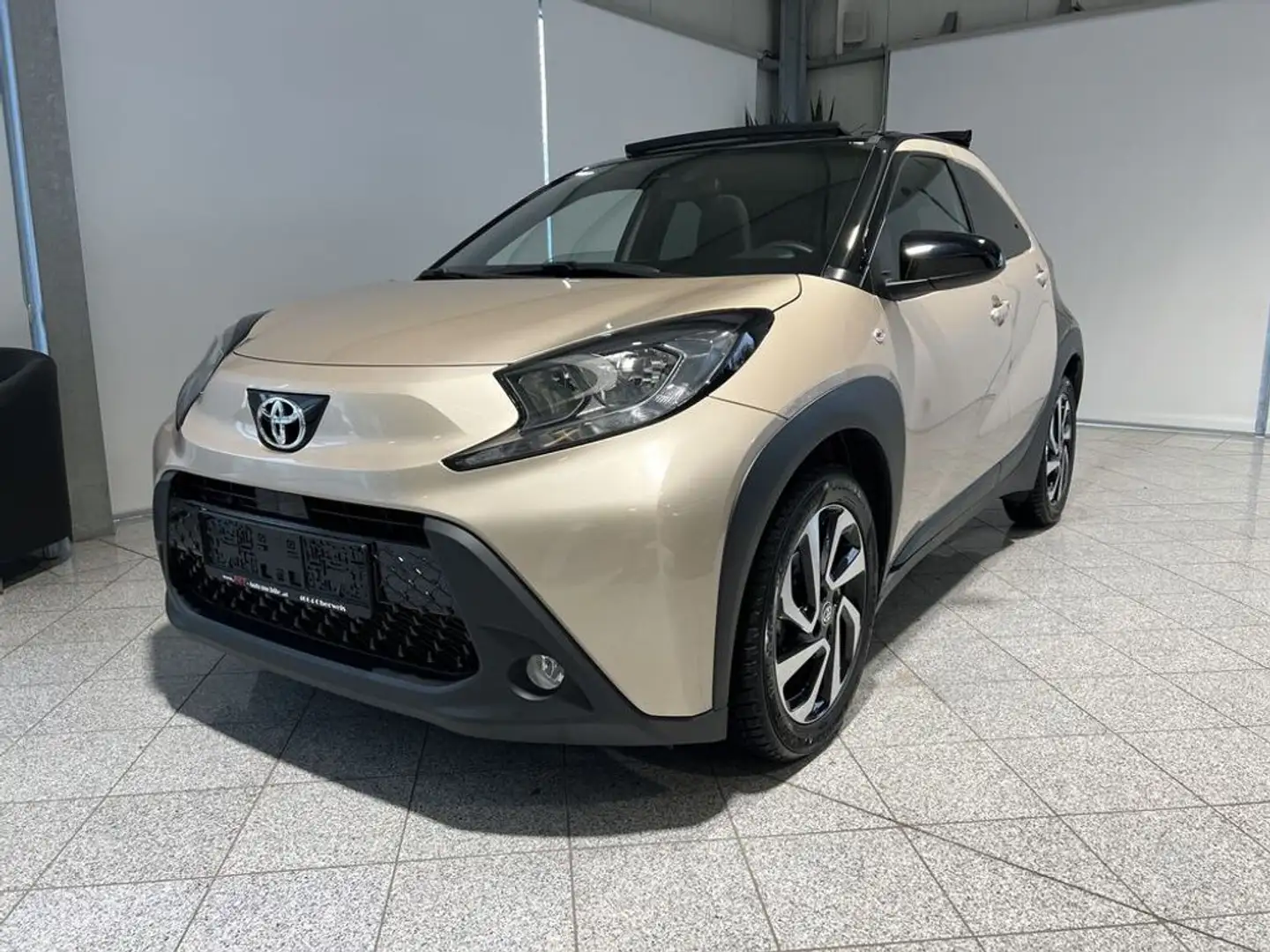 Toyota Aygo X Cabrio Beige - 2