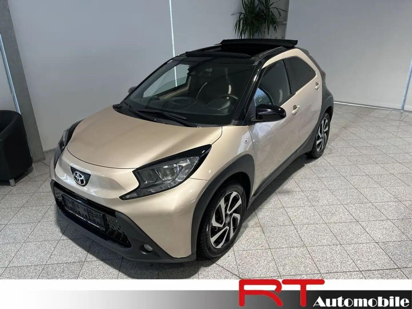 Toyota Aygo X Cabrio Beige - 1