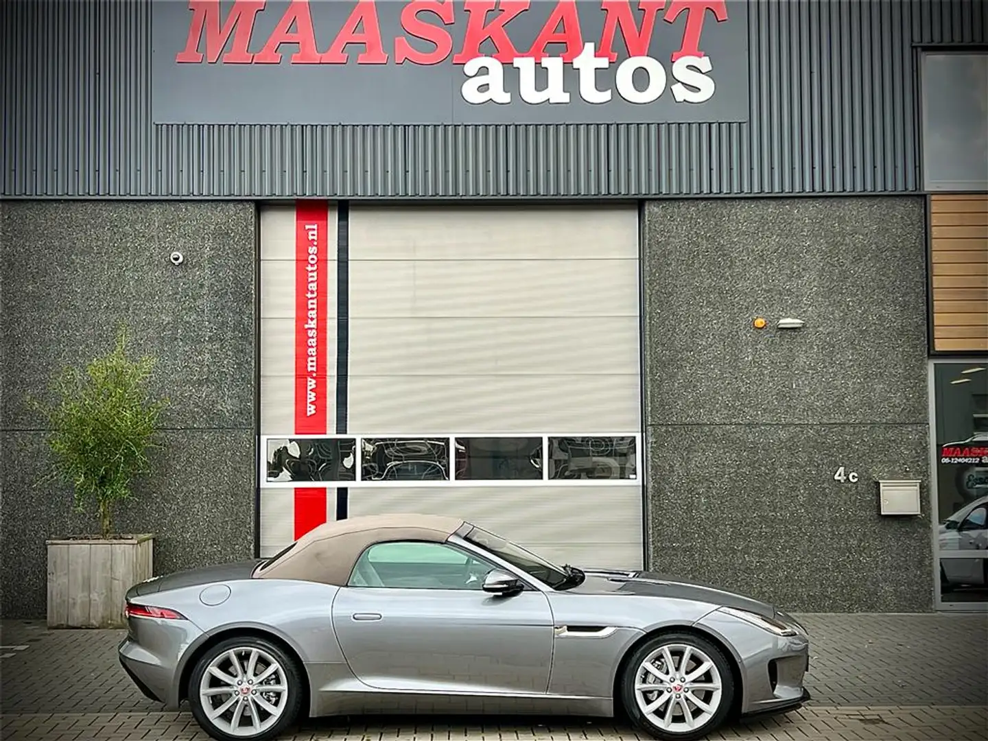 Jaguar F-Type Convertible P300 / Grey softtop / 1st owner / Only Grau - 1