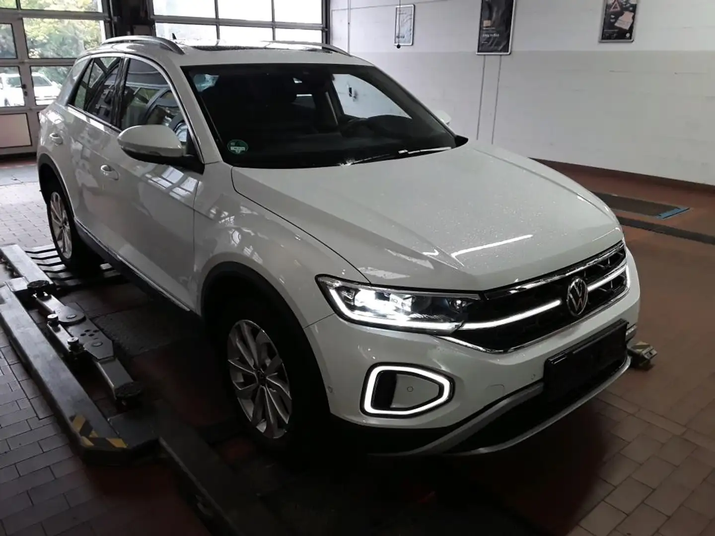 Volkswagen T-Roc 1.5 TSI DSG Style AHK/Kamera/Pano/Navi/ACC/Matrix/ Weiß - 2