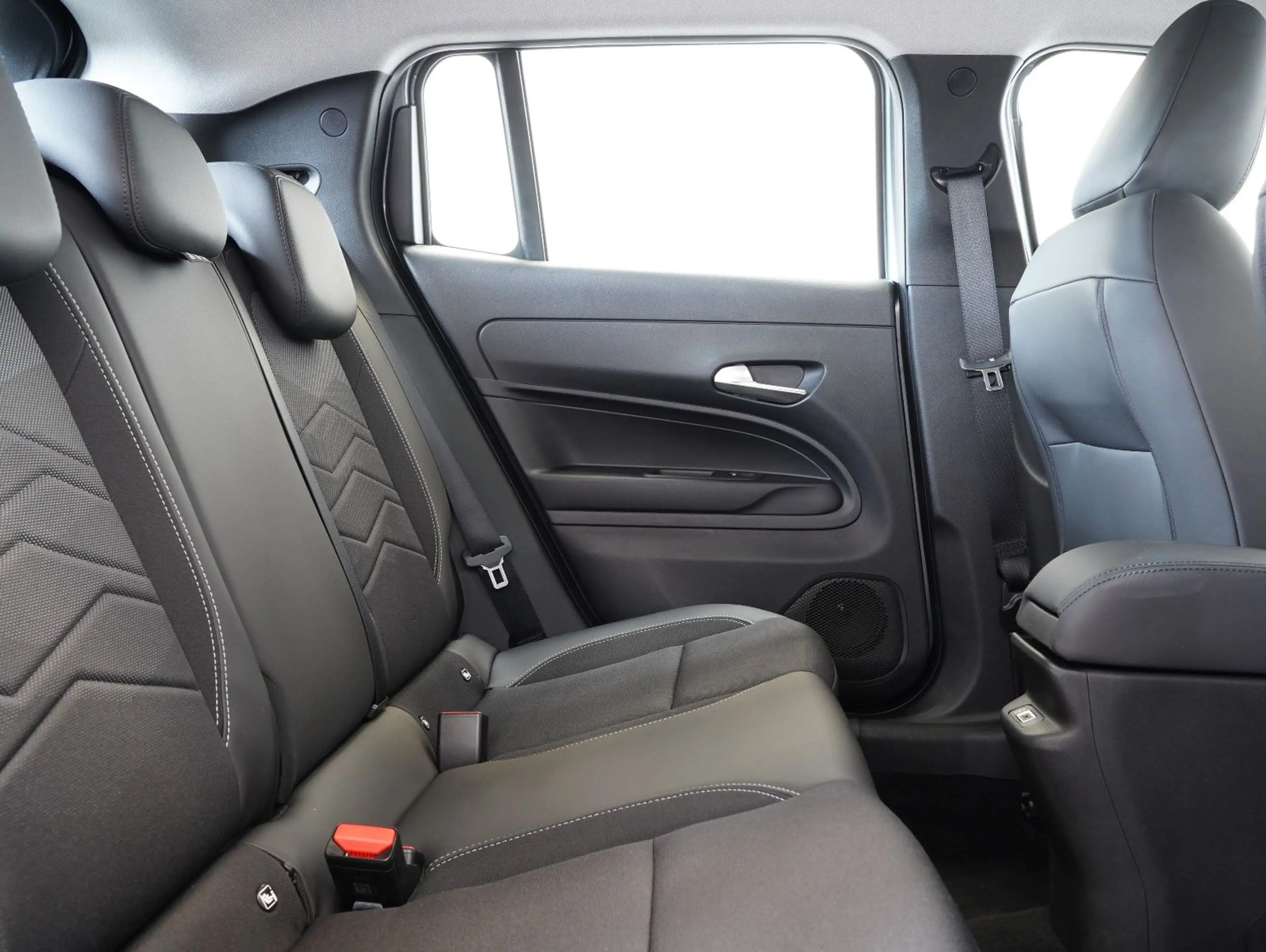 Jeep Avenger 1.2 T-GDI Altitude LED/ACC/CAM/CARPLAY — photo 14