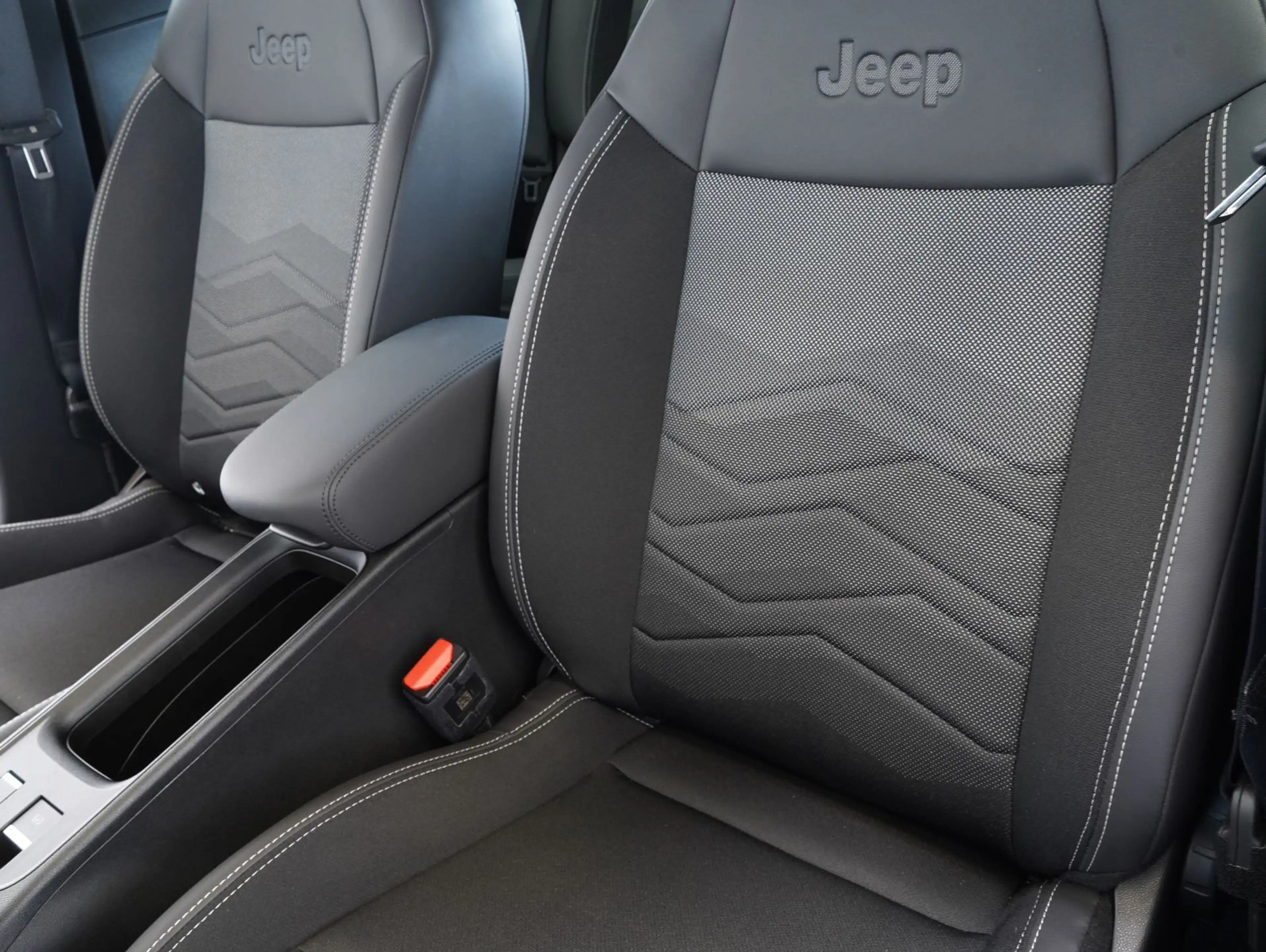 Jeep Avenger 1.2 T-GDI Altitude LED/ACC/CAM/CARPLAY — photo 9