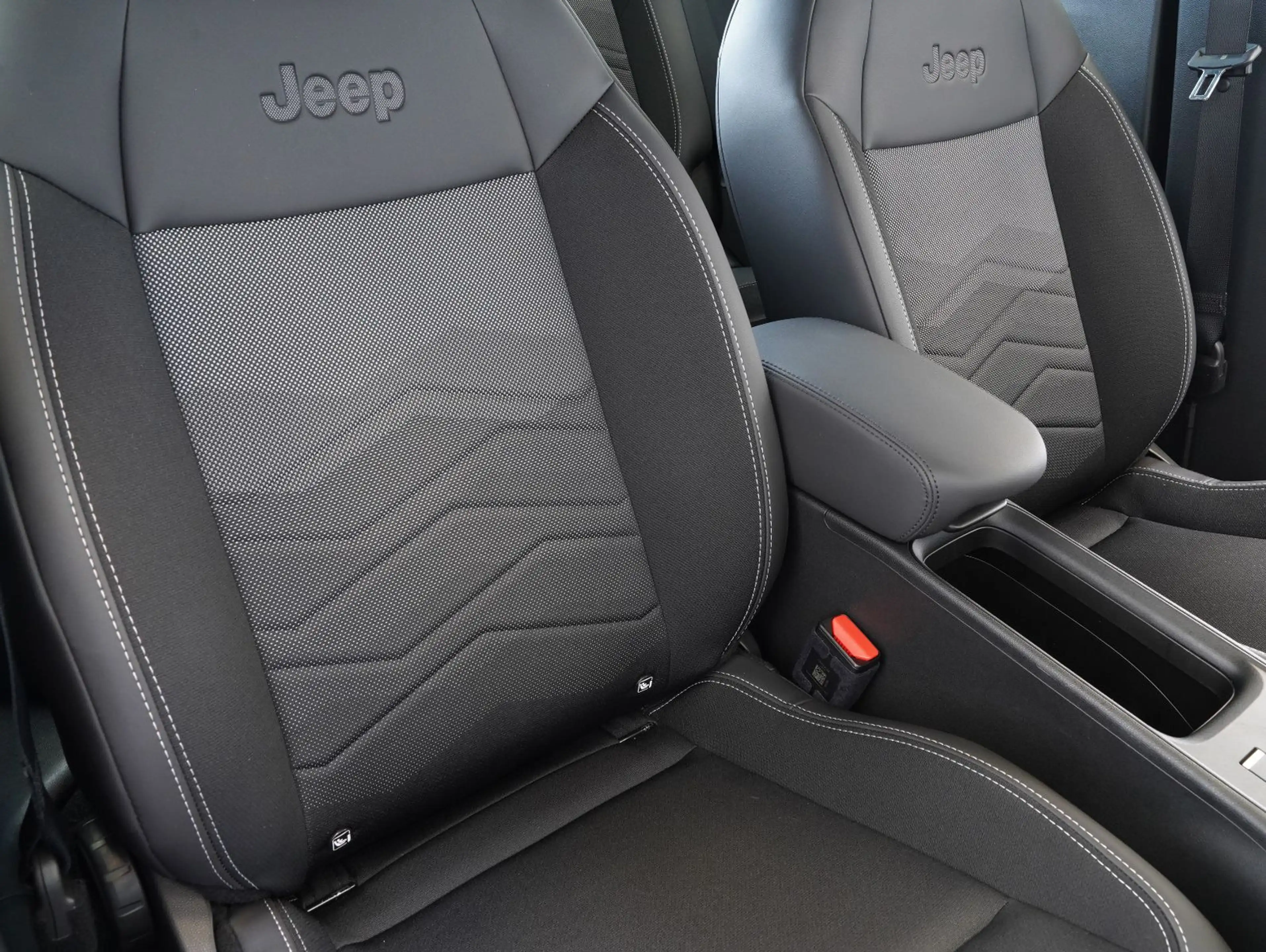 Jeep Avenger 1.2 T-GDI Altitude LED/ACC/CAM/CARPLAY — photo 10