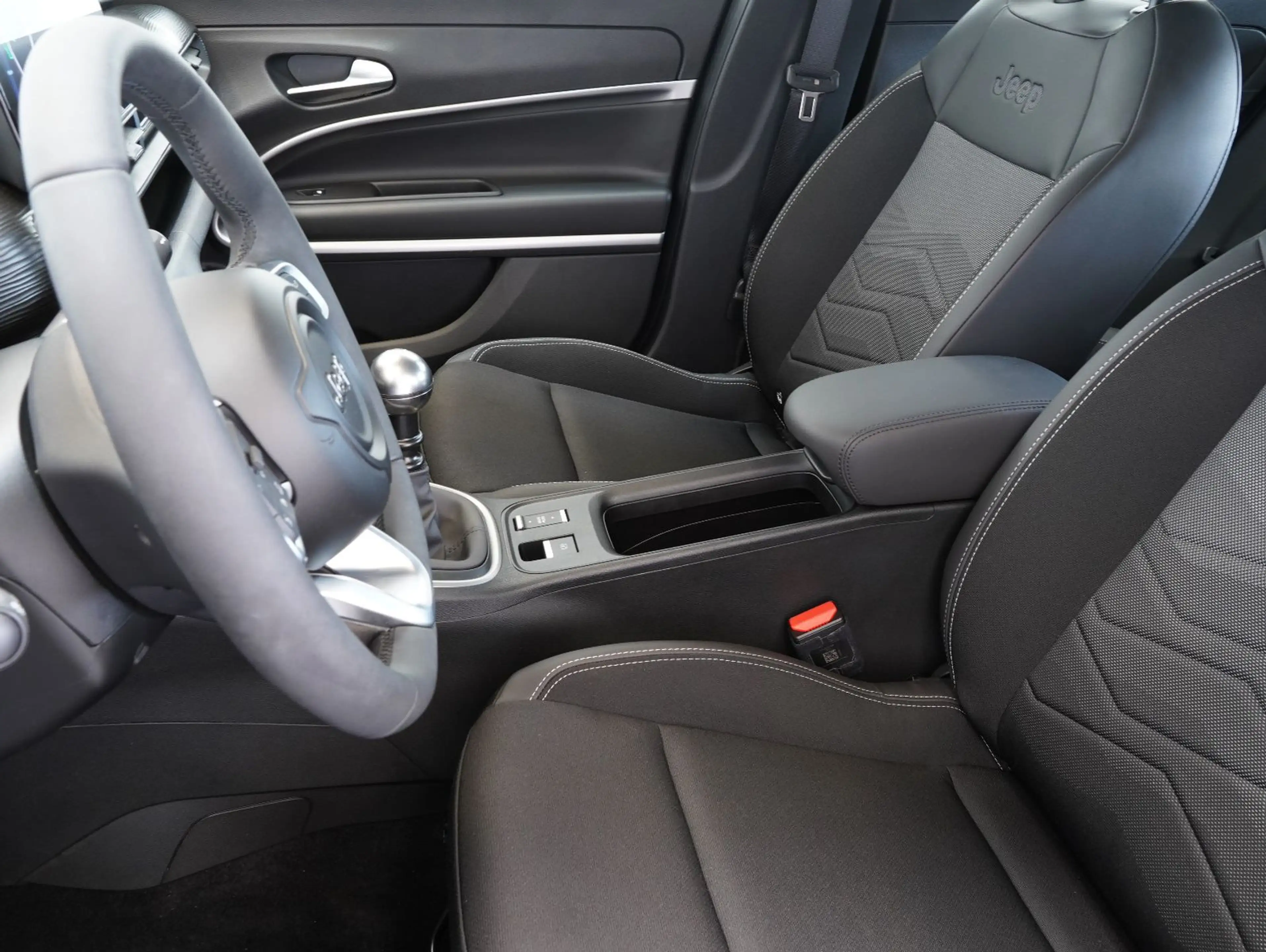 Jeep Avenger 1.2 T-GDI Altitude LED/ACC/CAM/CARPLAY — photo 5