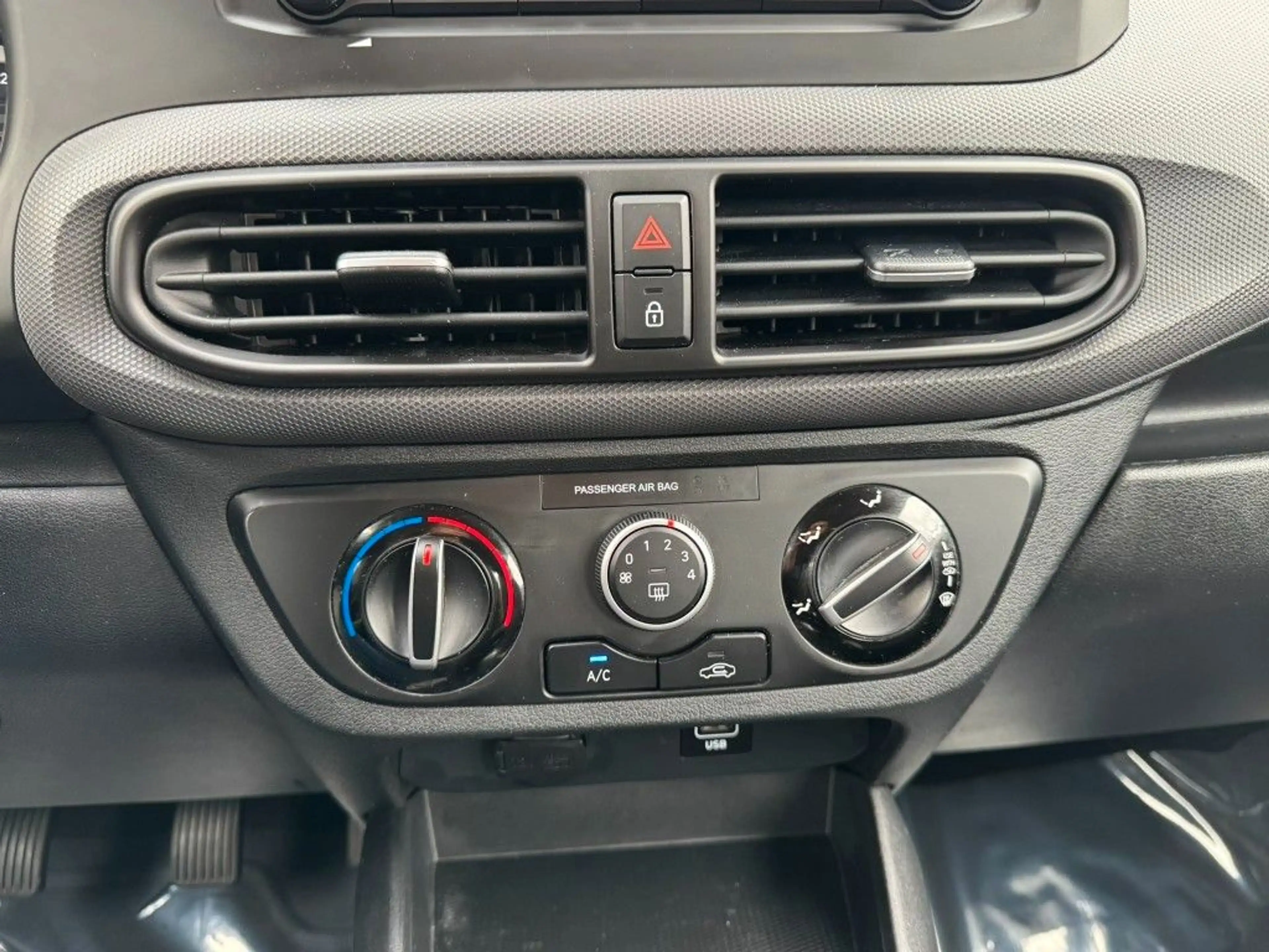 Hyundai i10 1,0i Comfort / SHZ/LHZ / ALLWETTERREIFEN — photo 18