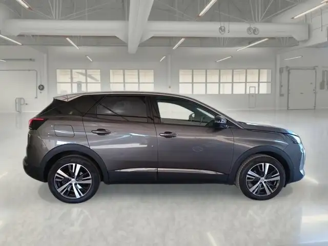 Peugeot 3008 view 3