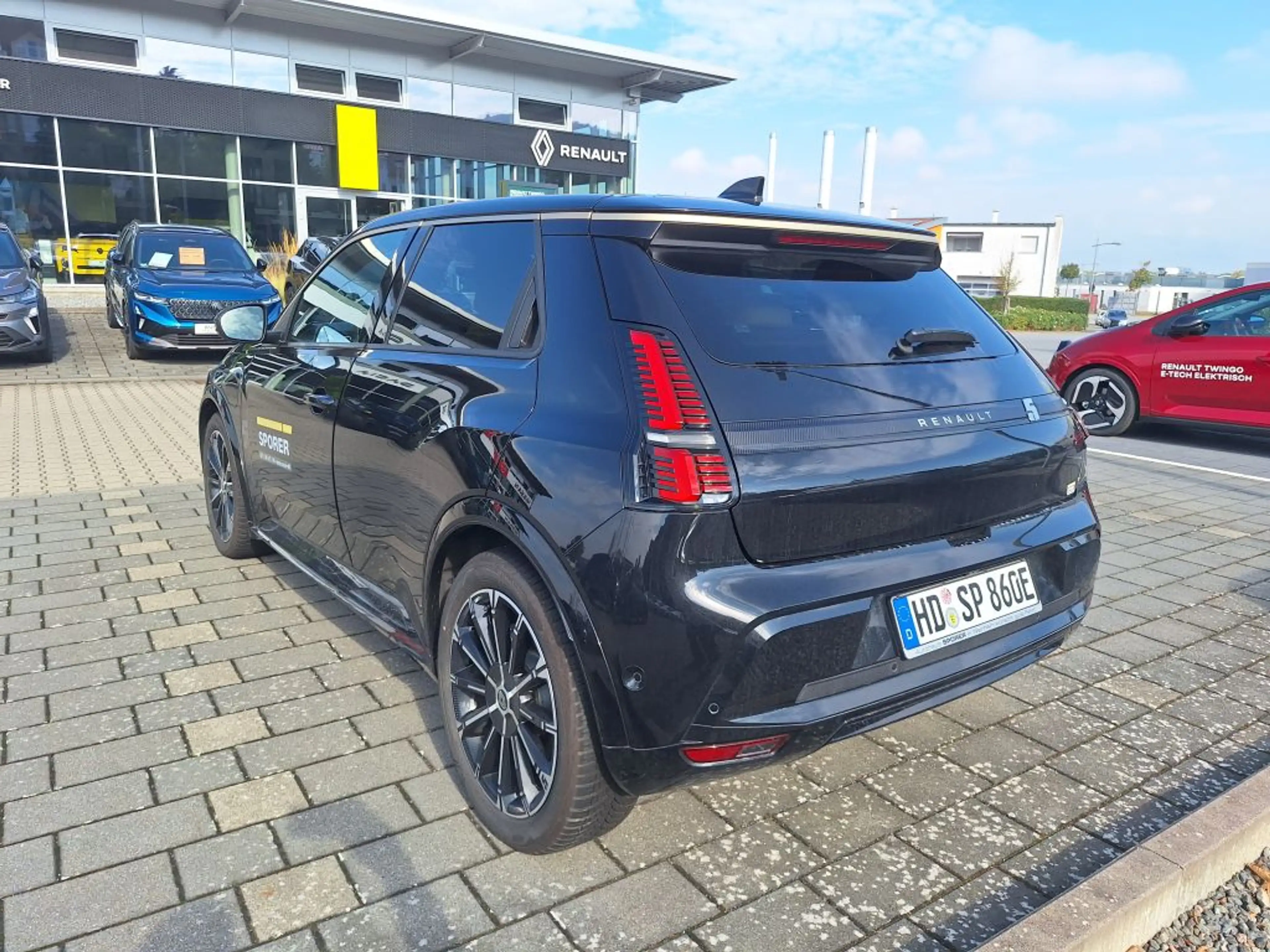 Renault R 5 E-Tech Iconic Five 150 Comfort Range — photo 2