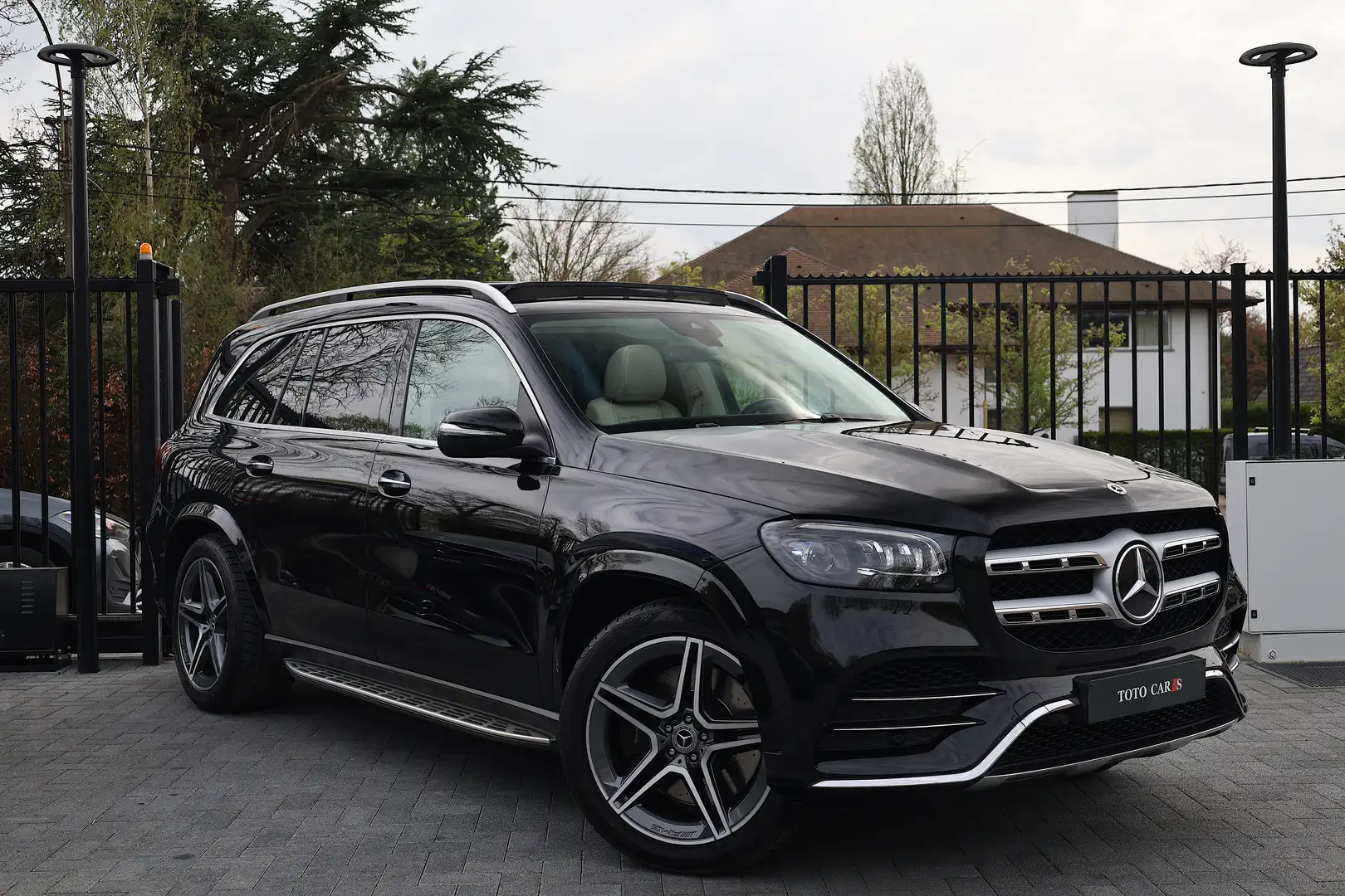 Mercedes-Benz GLS 350 d 4-Matic /// AMG PACK /// 7pls. | AIRMATIC | 360 Camera | Pano-Dak | Ambiance-Light | Stoel-Verwarming | Trek-Haak | Schwarz - 2