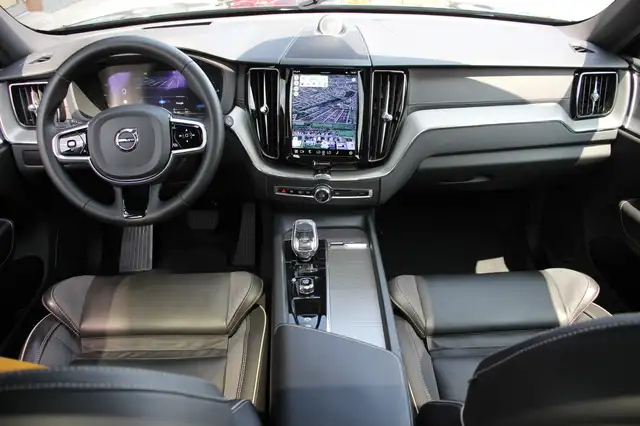 Volvo XC60 view 2