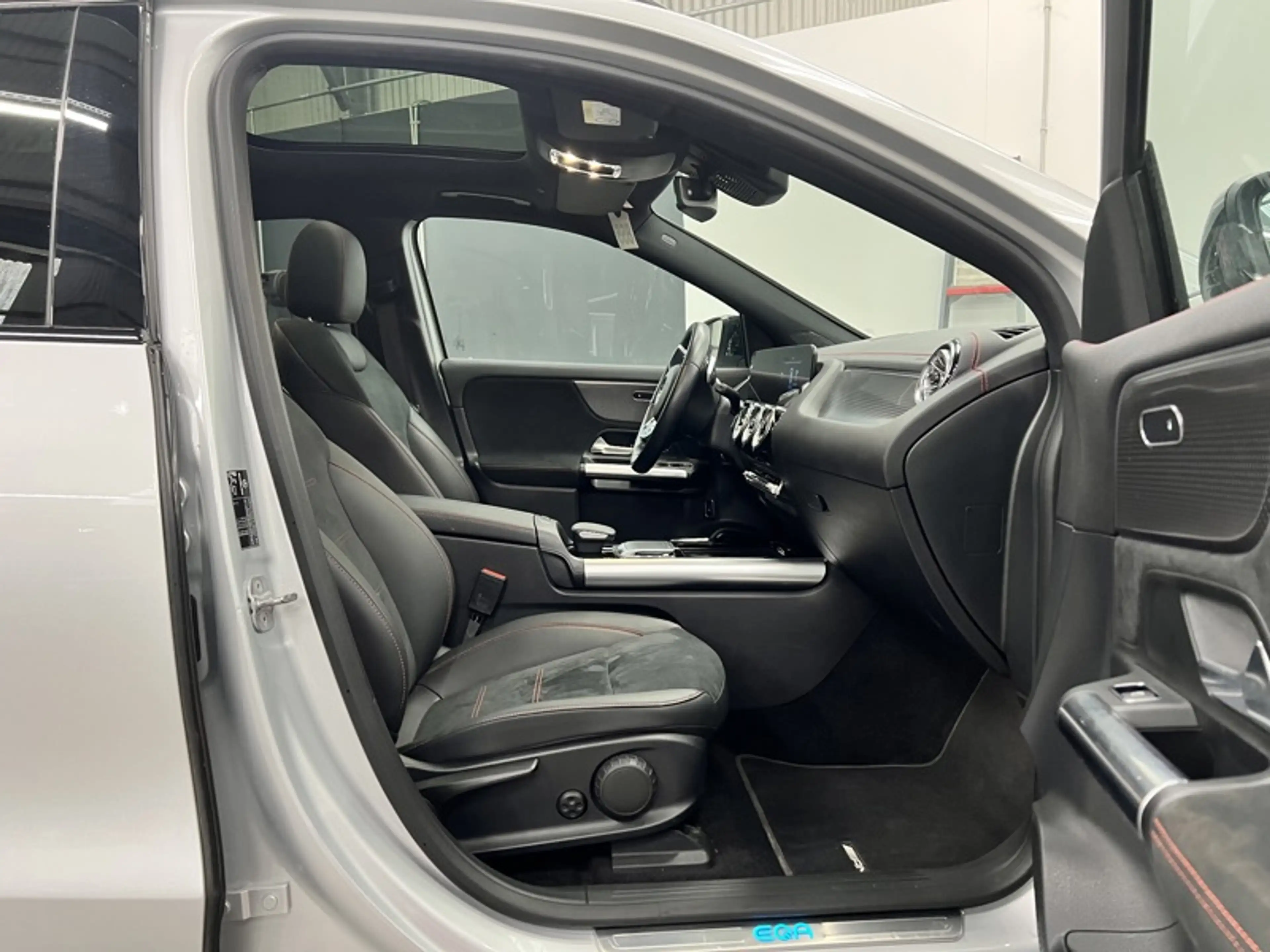 Mercedes-Benz EQA 300 4MATIC AMG Pack Night Pano — photo 12