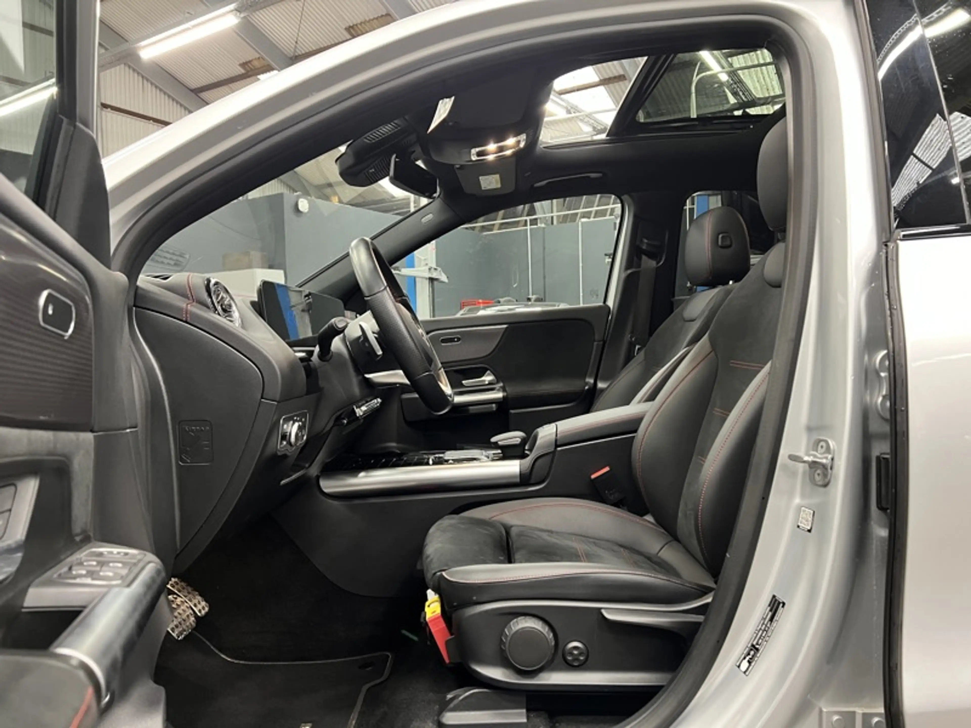 Mercedes-Benz EQA 300 4MATIC AMG Pack Night Pano — photo 9