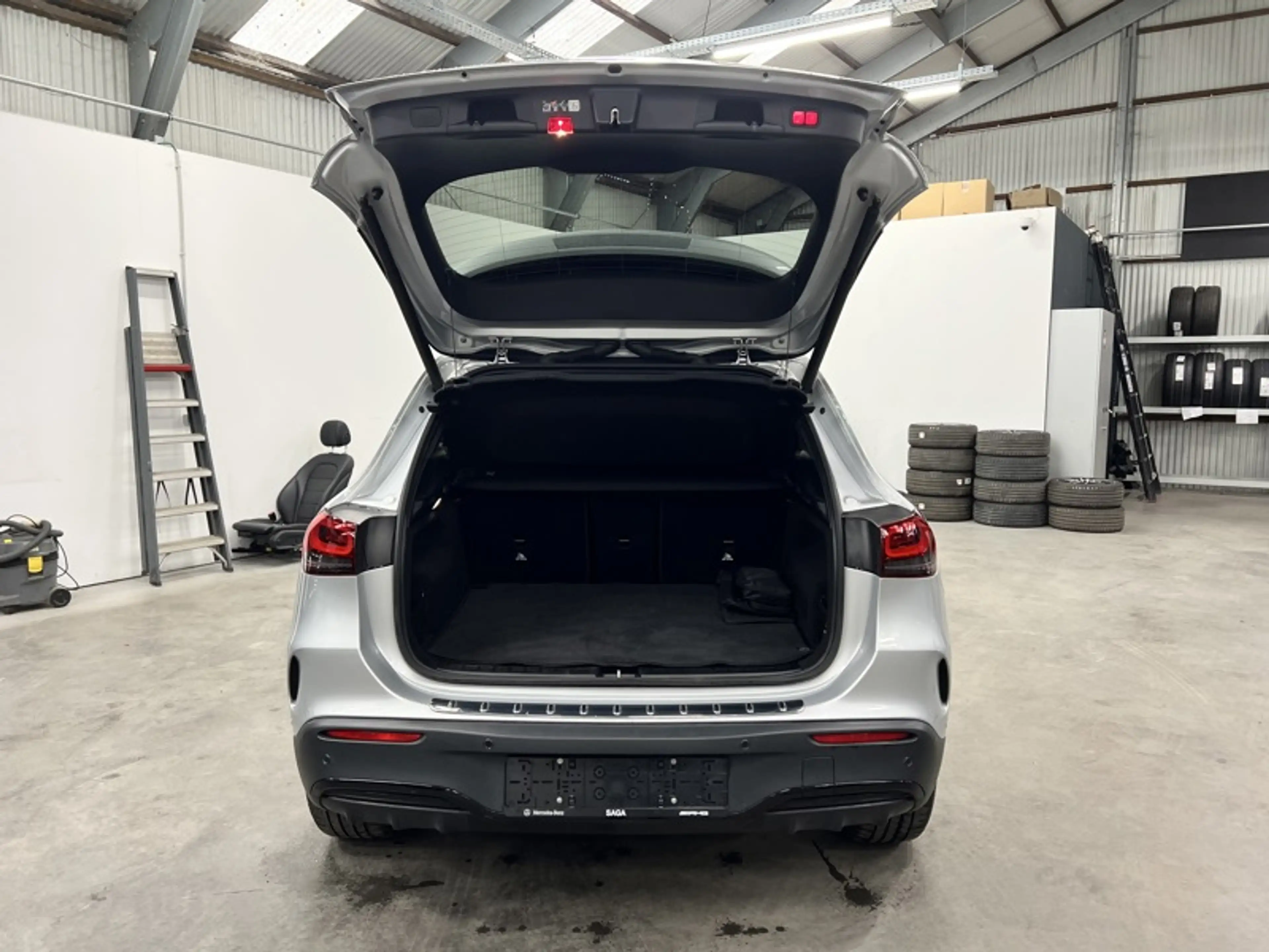 Mercedes-Benz EQA 300 4MATIC AMG Pack Night Pano — photo 5
