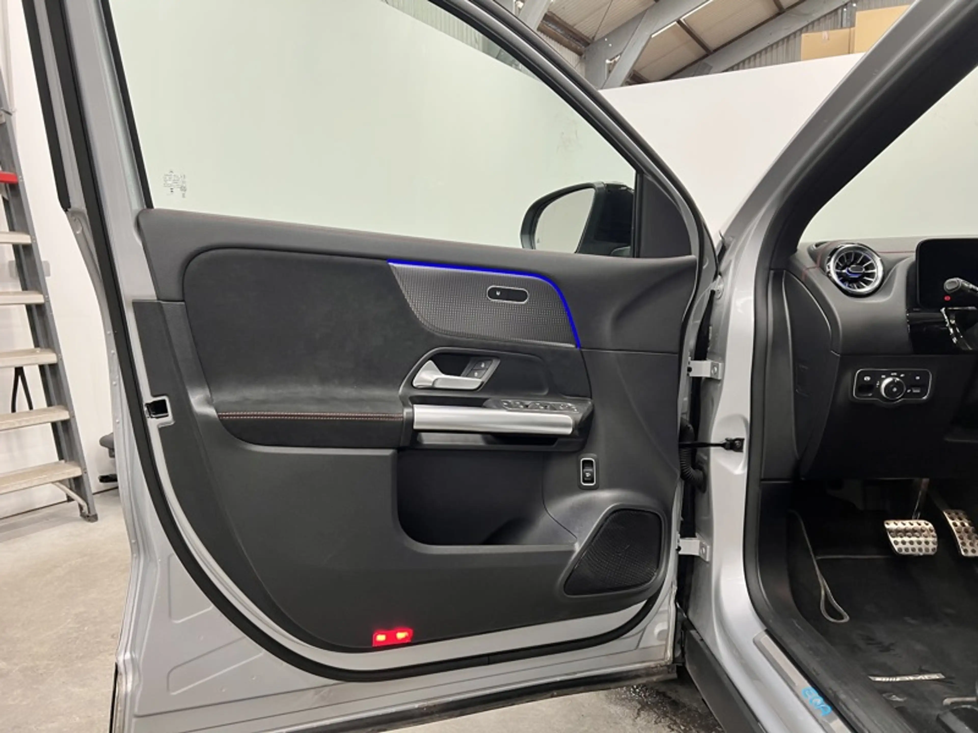 Mercedes-Benz EQA 300 4MATIC AMG Pack Night Pano — photo 13
