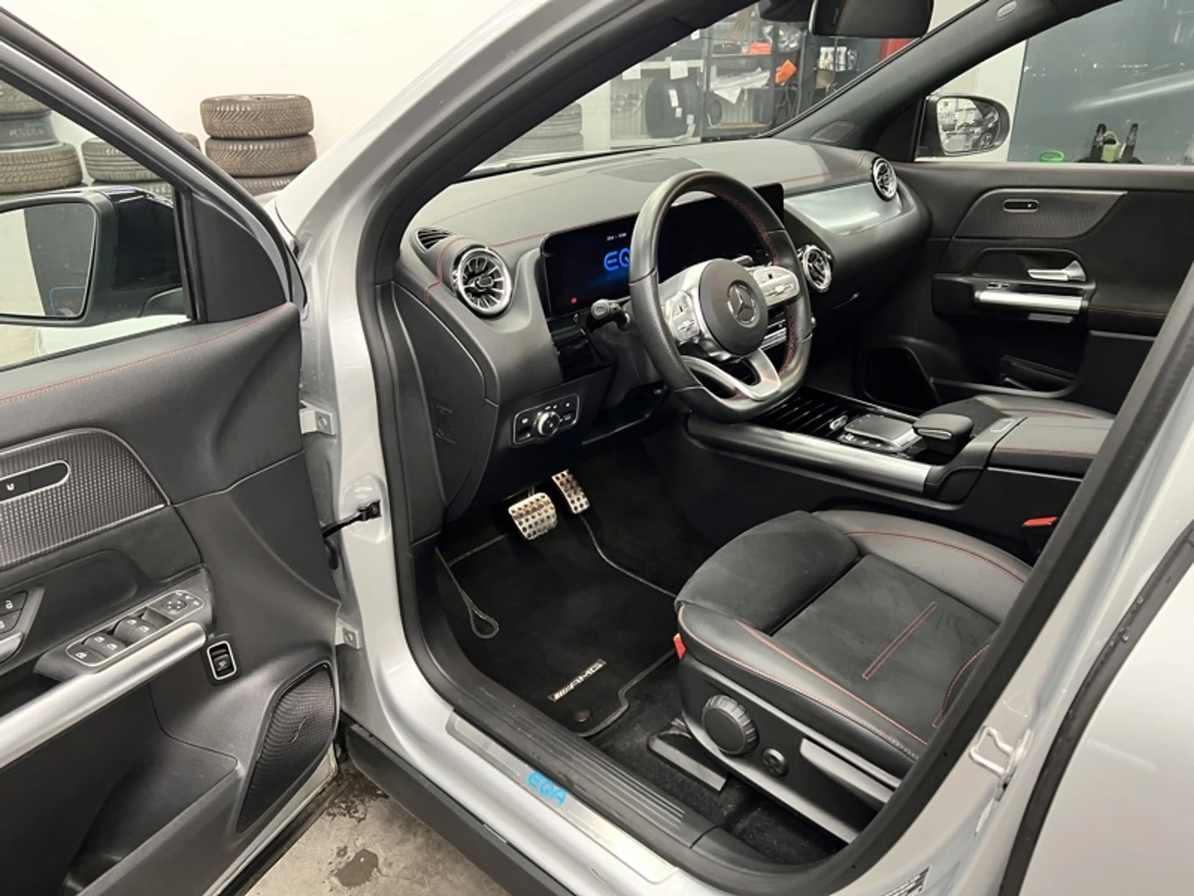 Mercedes-Benz EQA 300 4MATIC AMG Pack Night Pano — photo 10