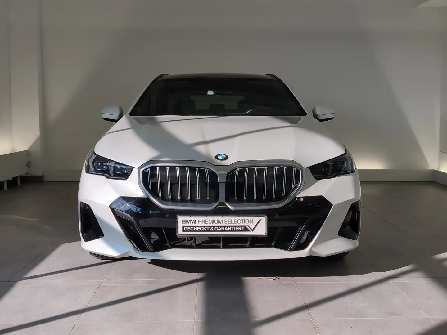 BMW 540 d xDrive Touring M Sport Navi/LED/AHK/RFK/HuD Weiß - 2