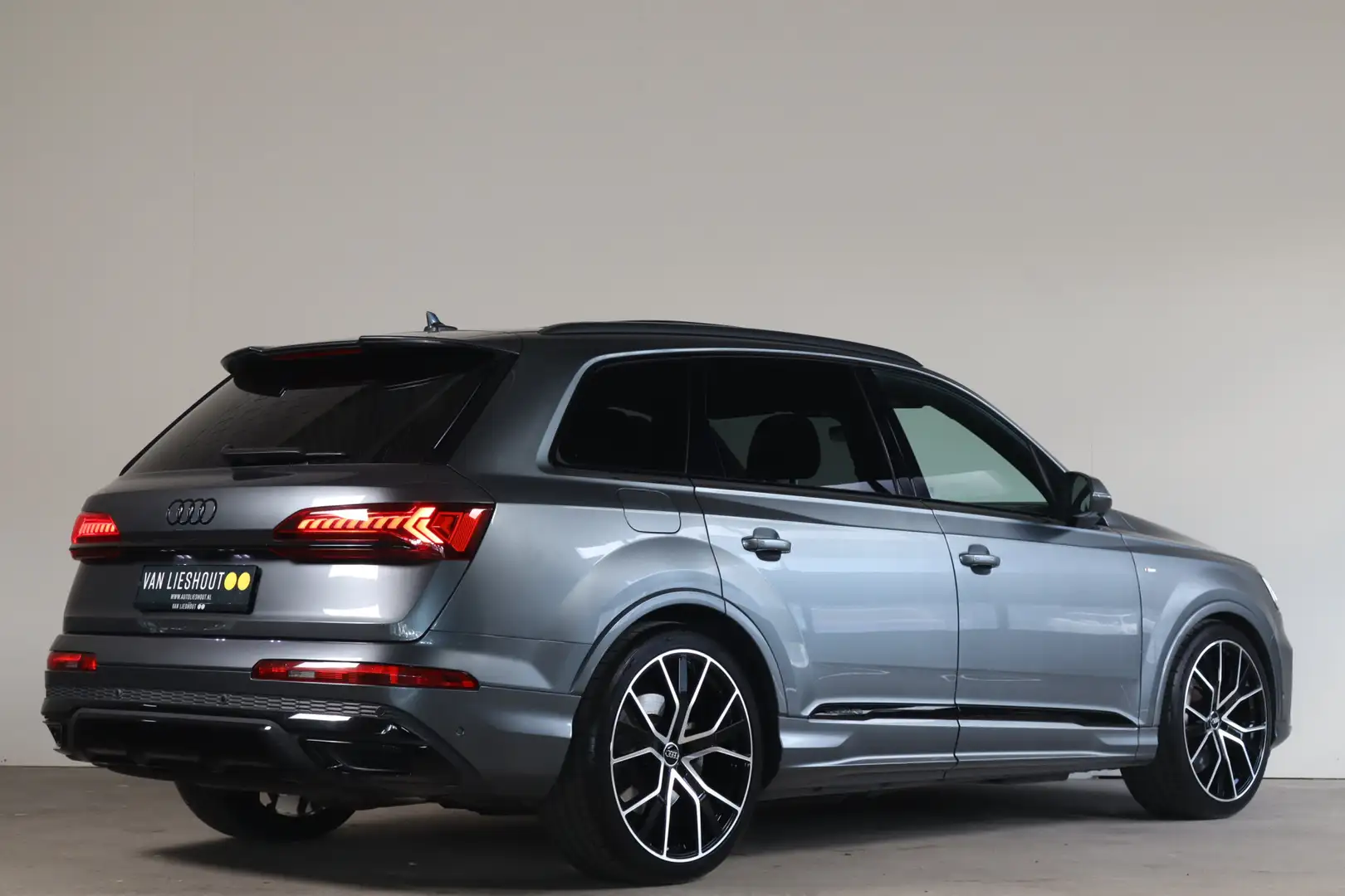 Audi Q7 55 TFSI e quattro Pro Line S PANO I B&O I LUCHTVER Grijs - 2