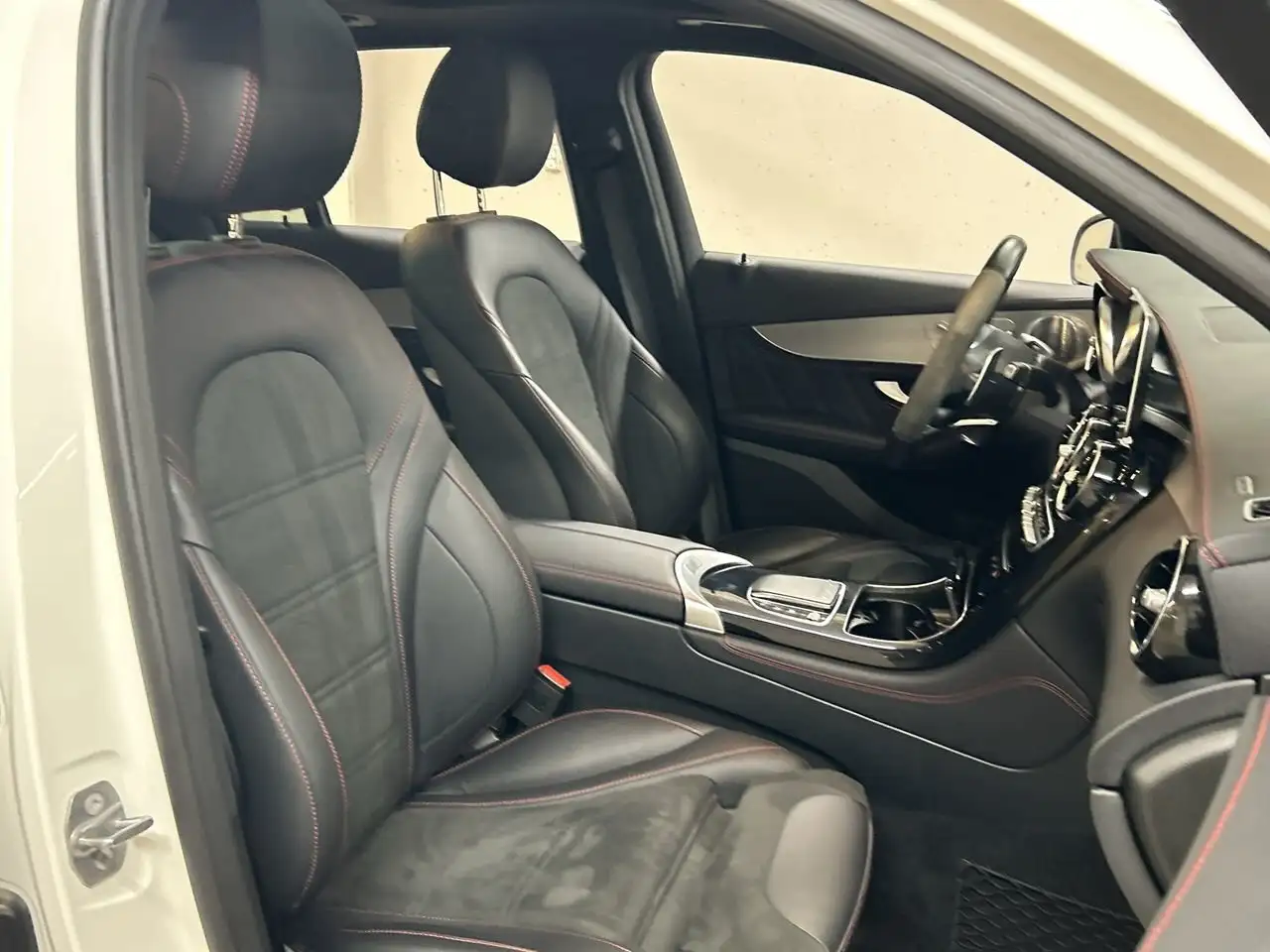 Mercedes-Benz GLC снимка Mercedes-Benz GLC
