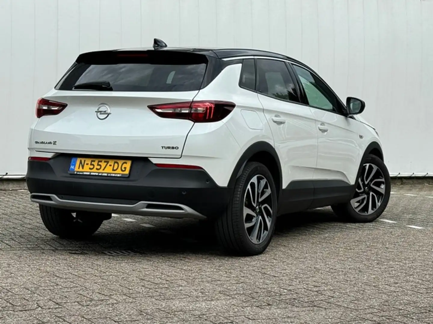 Opel Grandland X 1.2 Turbo Ultimate met Leer, Stoelkoeling, 19inch, Wit - 2