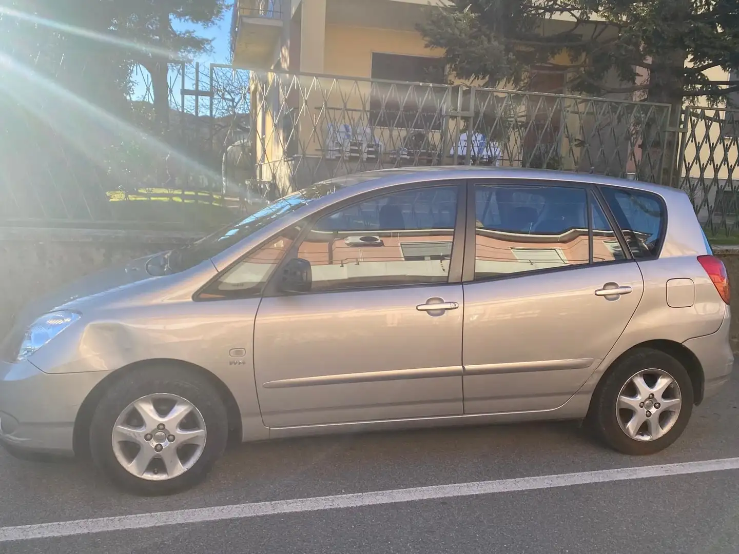 Toyota Corolla Verso Base - 2