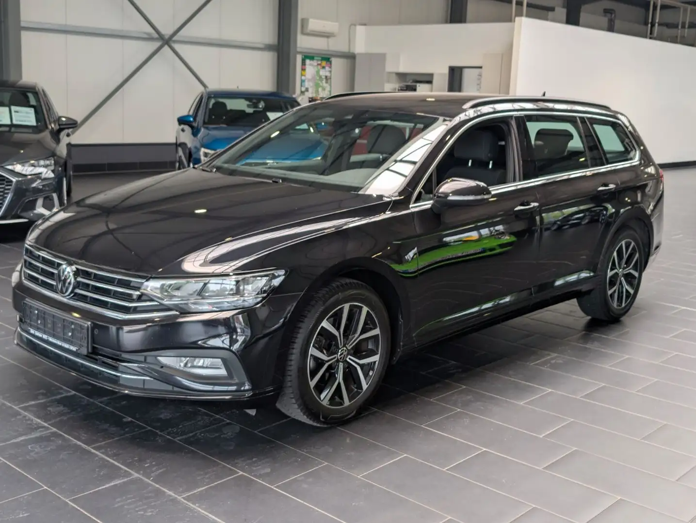 Volkswagen Passat Variant 2.0 TDI SCR DSG Business 1.Hand Чёрный - 1