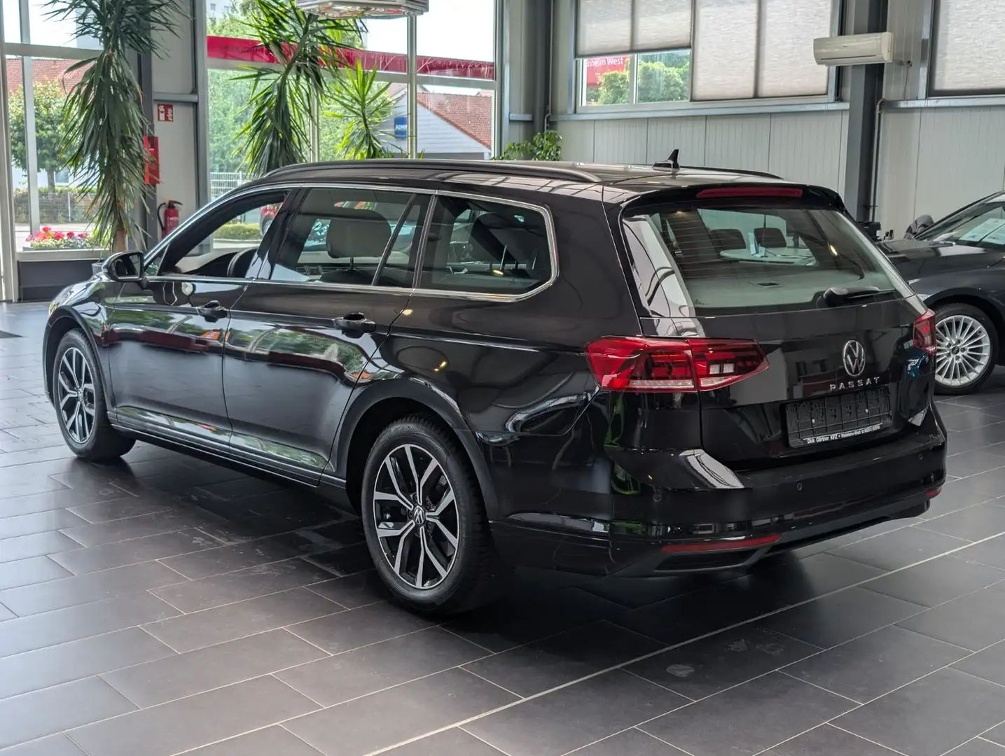 Volkswagen Passat Variant 2.0 TDI SCR DSG Business 1.Hand Чёрный - 2