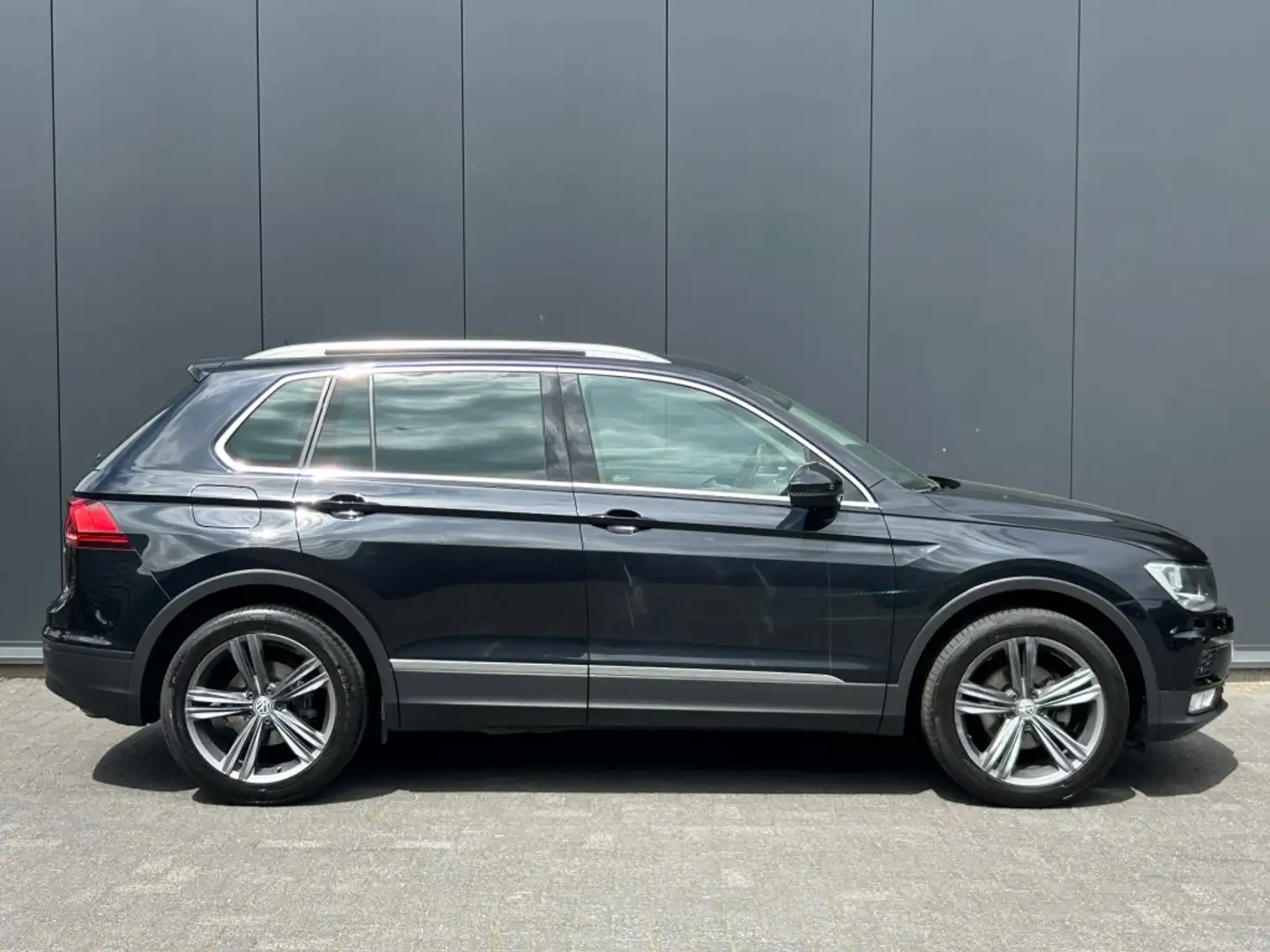 Volkswagen Tiguan 1.4 TSI Connected Navi Carplay Cruise PDC P.glas T Zwart - 2