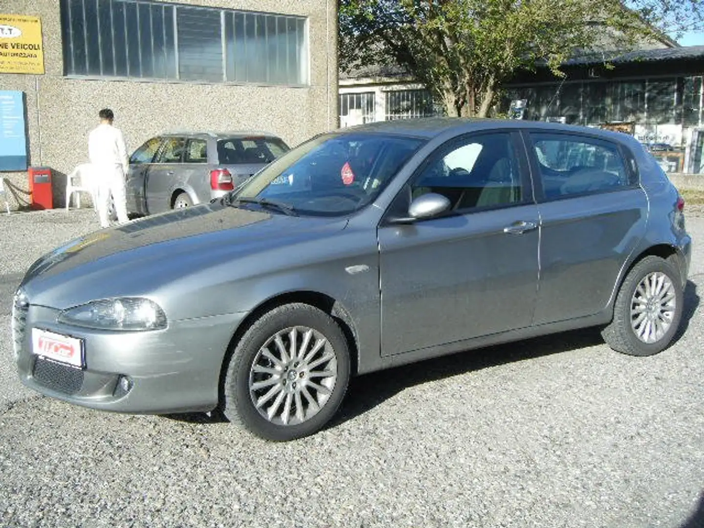 Alfa Romeo 147 147 1.6 ts 16v 5PProgression  105cv Gris - 2