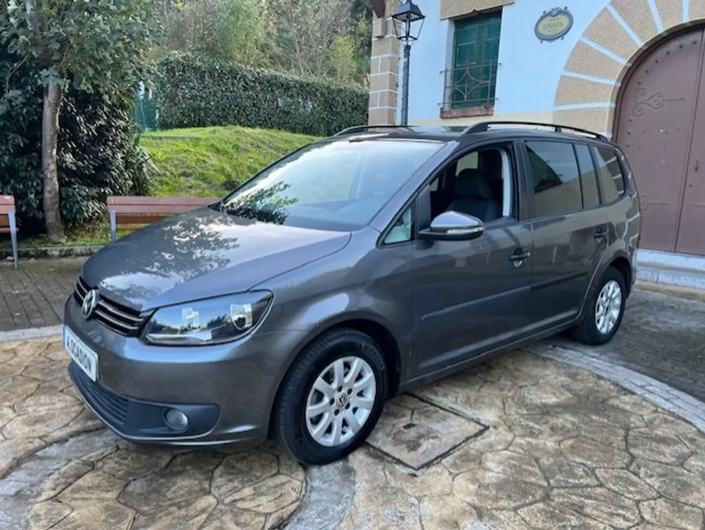 Volkswagen Touran 1.6TDI Advance DSG 105 Gris - 1