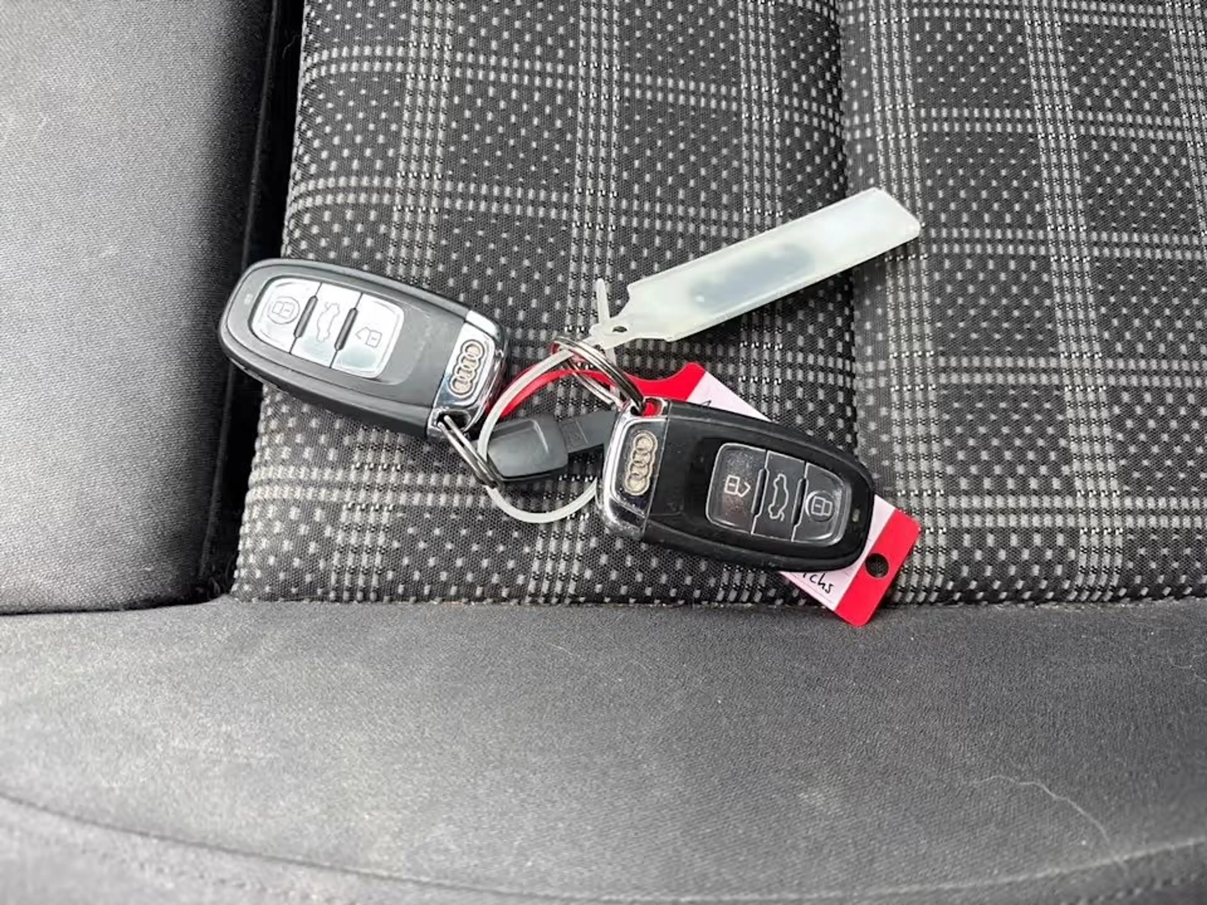Audi A4 2.0 TDI Limousine Automatik PDC Tempomat SHZ — photo 12