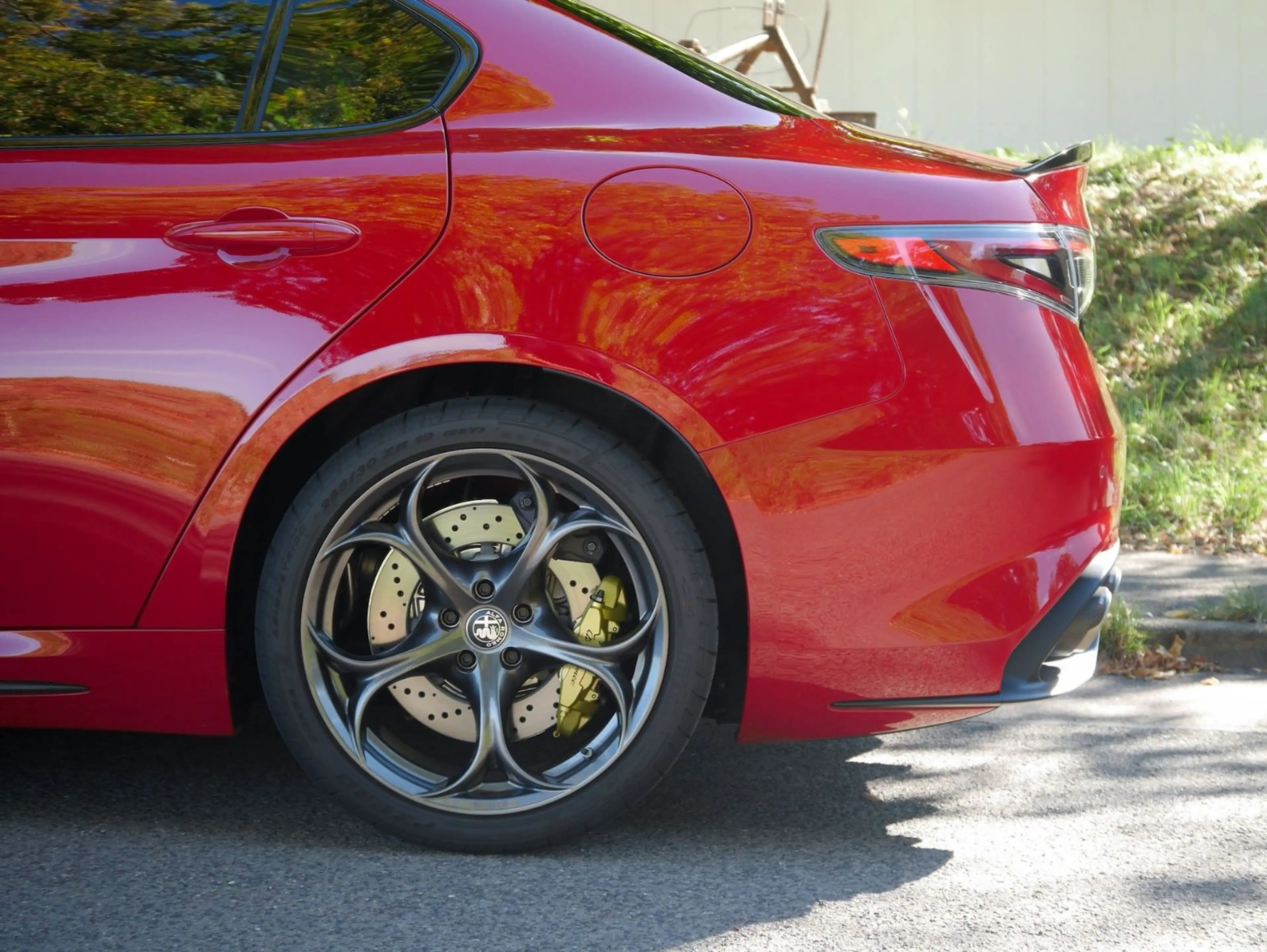 Alfa Romeo Giulia Quadrifoglio Oro //1 of 83//Carbon//Akrapovic! — photo 7