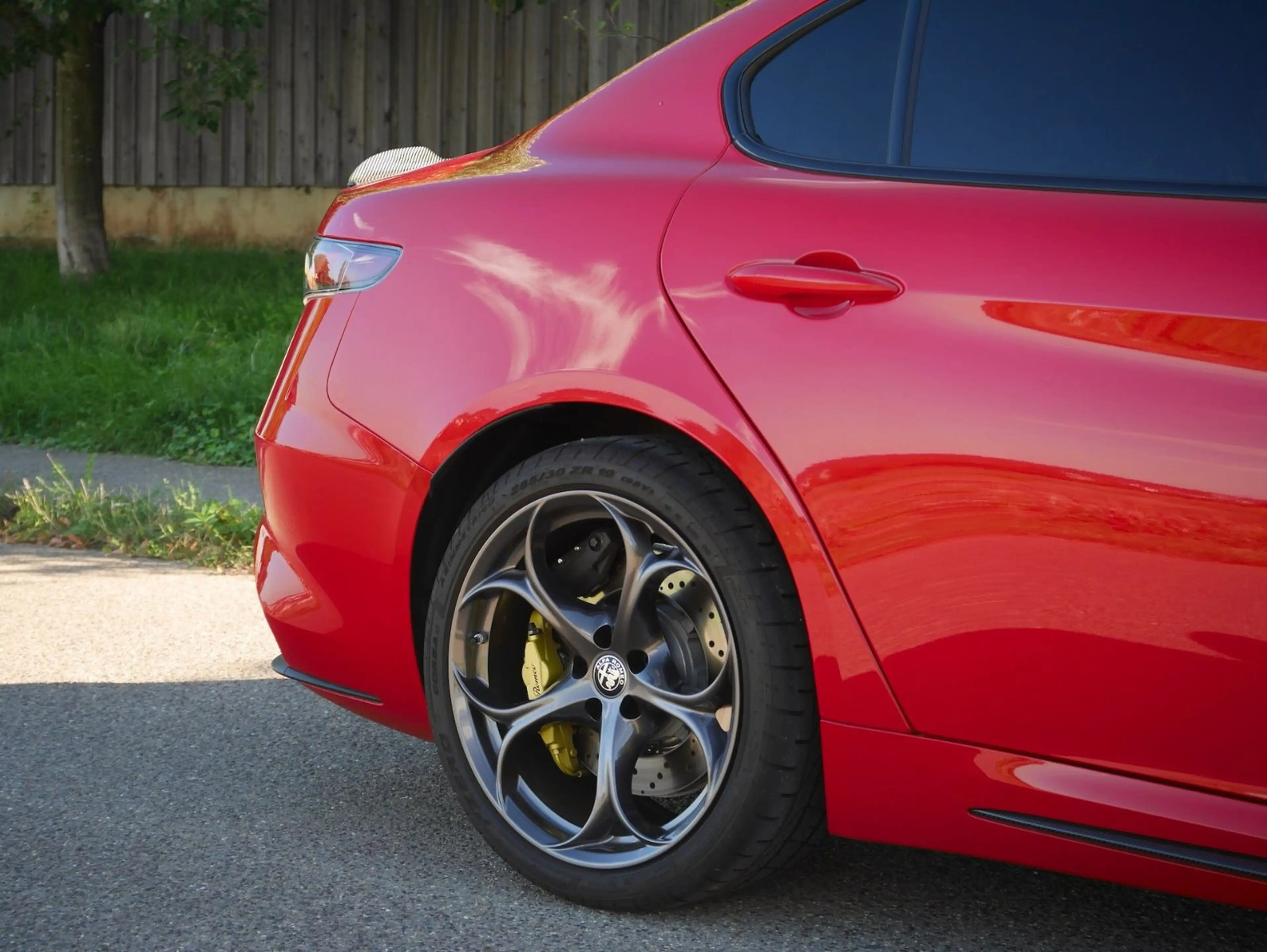 Alfa Romeo Giulia Quadrifoglio Oro //1 of 83//Carbon//Akrapovic! — photo 13