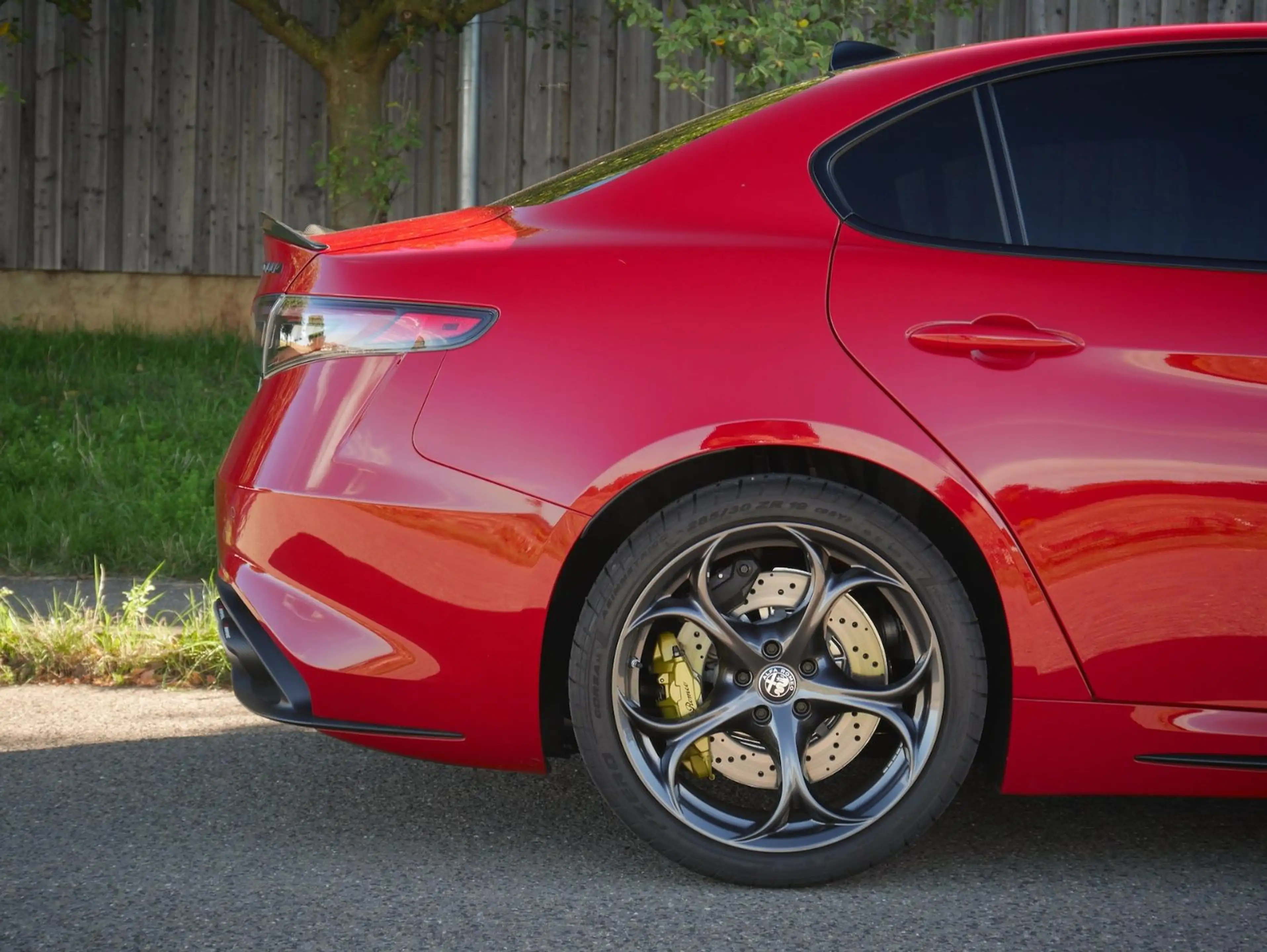 Alfa Romeo Giulia Quadrifoglio Oro //1 of 83//Carbon//Akrapovic! — photo 4