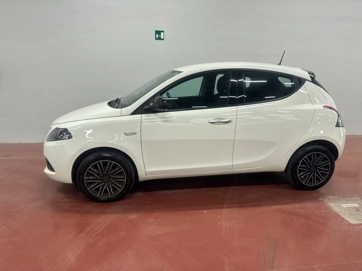 Lancia Ypsilon 1.0 FireFly 70cv Hybrid Gold Bianco - 2