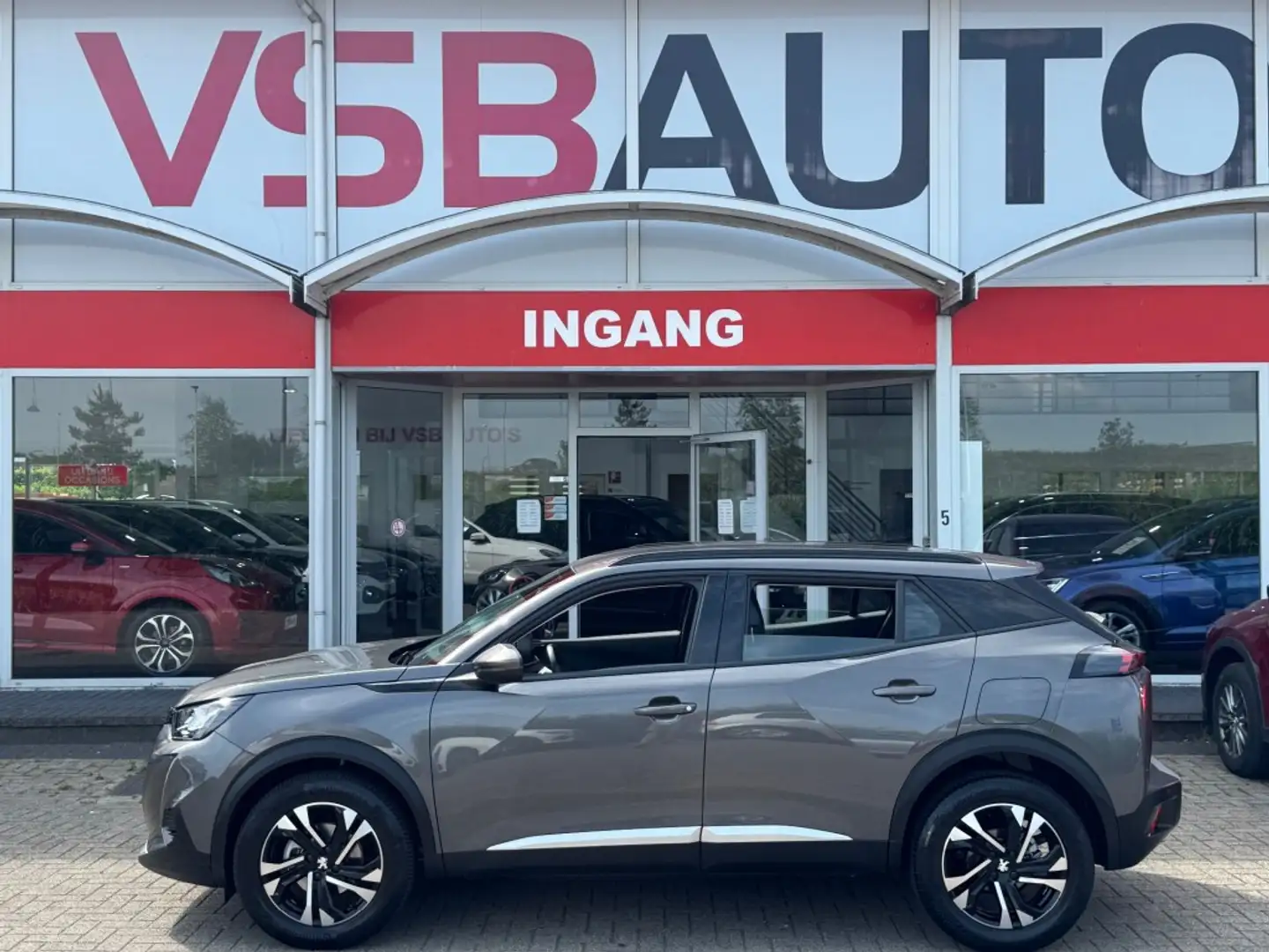 Peugeot 2008 1.2PURETECH ALLURE AUT. NAVI TREKHAAK CARPLAY CAME Grijs - 2