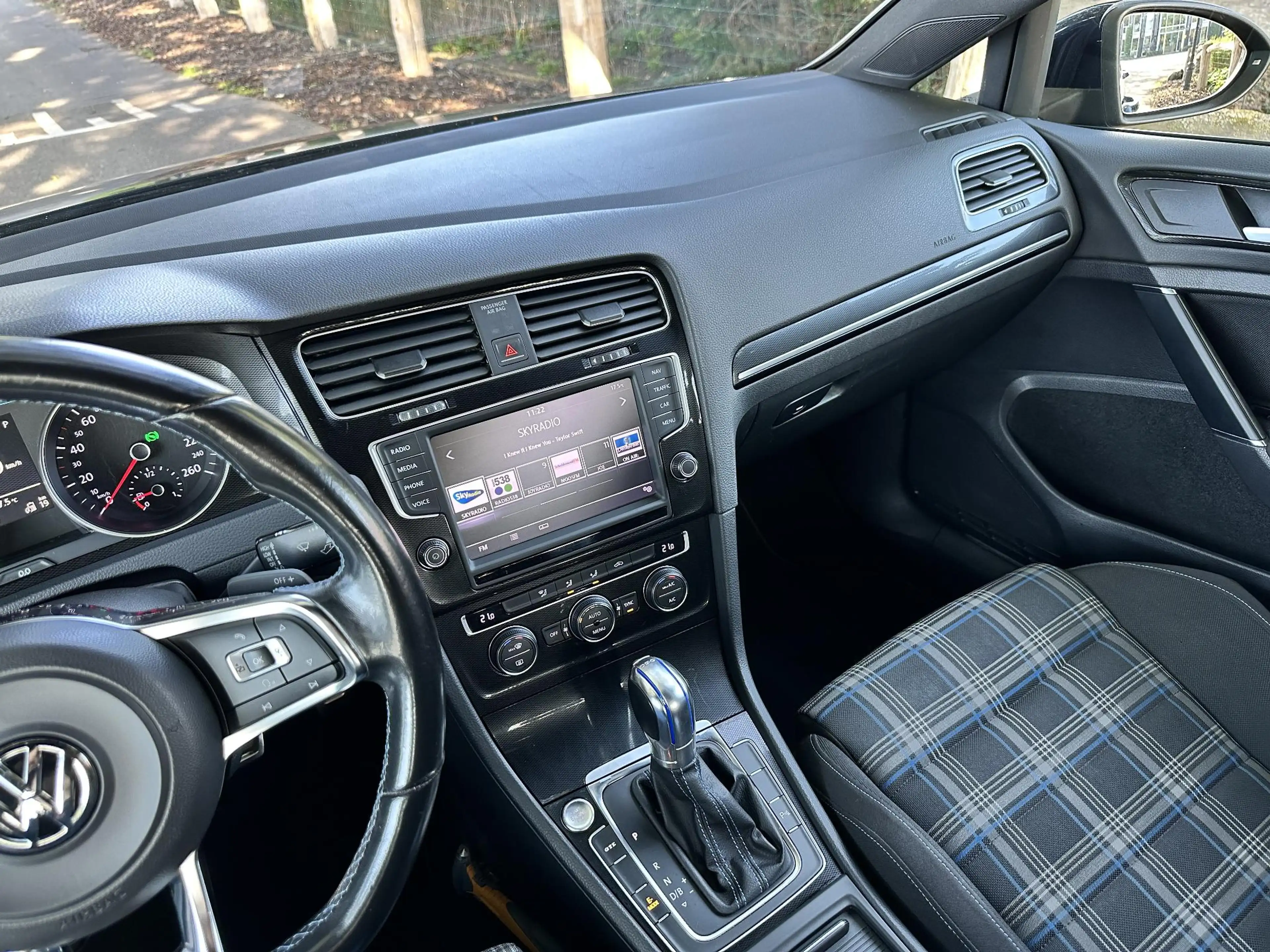 Volkswagen Golf GTE 1.4 TSI — photo 38