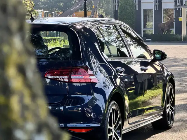 Volkswagen Golf view 11