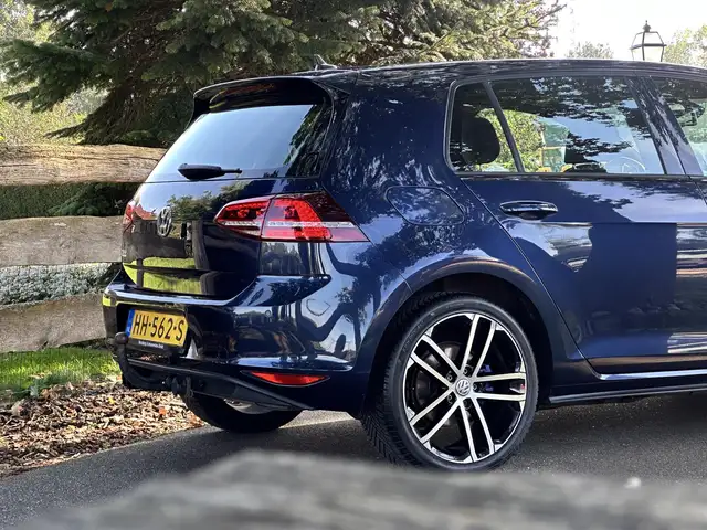 Volkswagen Golf view 4
