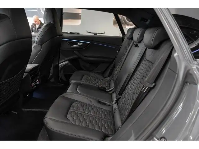 Audi RS Q8 view 9