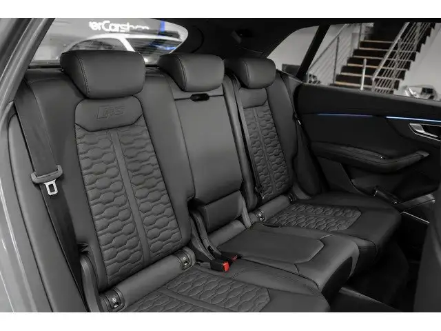 Audi RS Q8 view 11