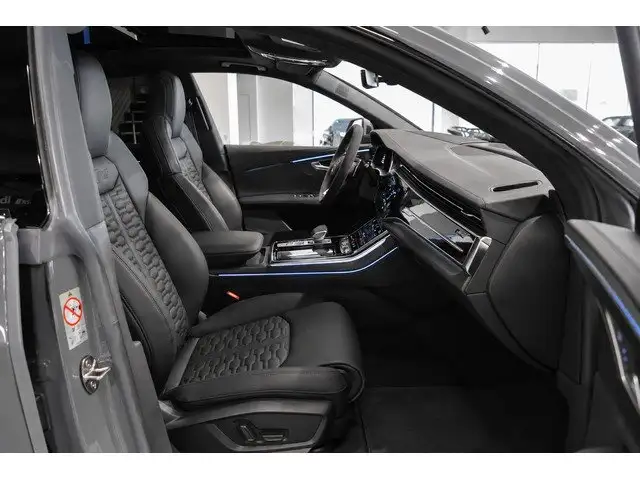 Audi RS Q8 view 8