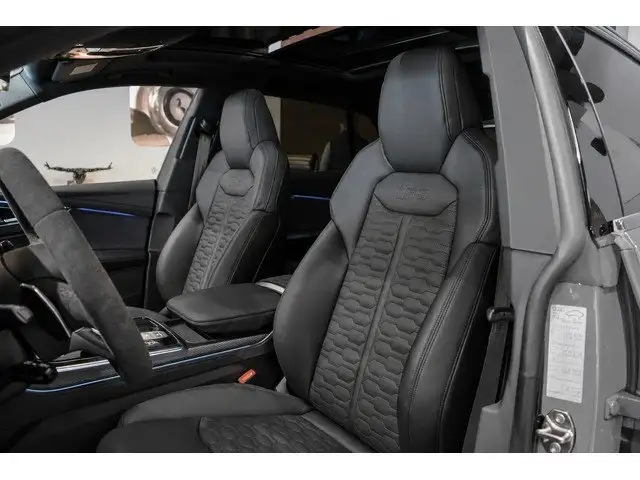 Audi RS Q8 view 5