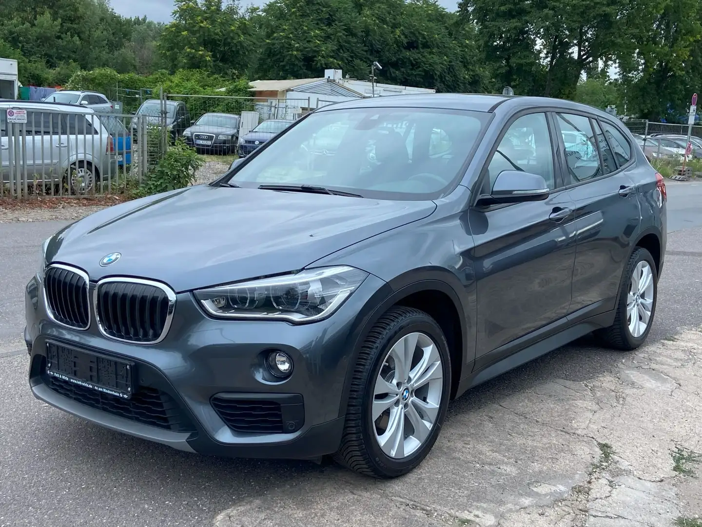BMW X1 sDrive 18 i Advantage Aut./Navi/Sitzheizung Grau - 1